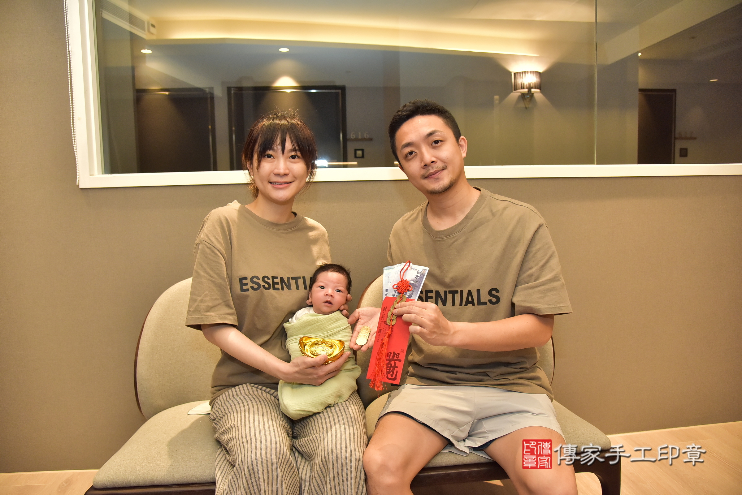 小司寶寶(台北市松山區到府嬰兒小司寶寶滿月剃頭理髮、到府嬰兒剃胎毛儀式吉祥話)。到府剃頭剃胎毛主持、專業拍照、證書。★購買「臍帶章、肚臍章、胎毛筆刷印章」贈送：剃頭、收涎、抓周，三選一。2025.4.1，照片7