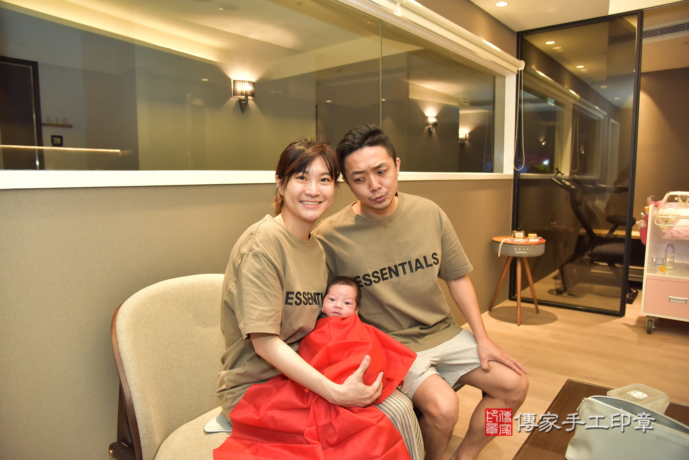 小司寶寶(台北市松山區到府嬰兒小司寶寶滿月剃頭理髮、到府嬰兒剃胎毛儀式吉祥話)。到府剃頭剃胎毛主持、專業拍照、證書。★購買「臍帶章、肚臍章、胎毛筆刷印章」贈送：剃頭、收涎、抓周，三選一。2025.4.1，照片10