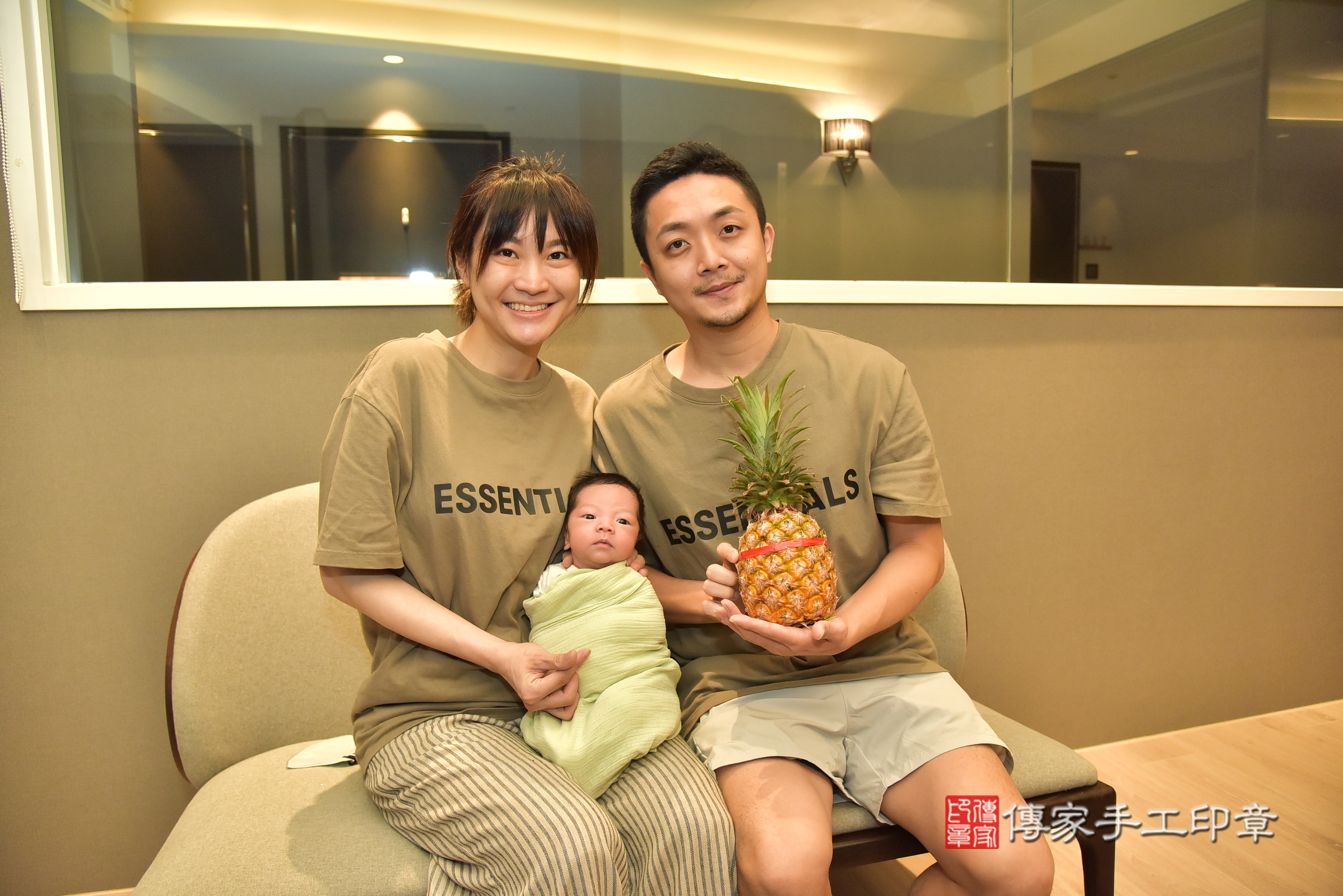 小司寶寶(台北市松山區到府嬰兒小司寶寶滿月剃頭理髮、到府嬰兒剃胎毛儀式吉祥話)。到府剃頭剃胎毛主持、專業拍照、證書。★購買「臍帶章、肚臍章、胎毛筆刷印章」贈送：剃頭、收涎、抓周，三選一。2025.4.1，照片9