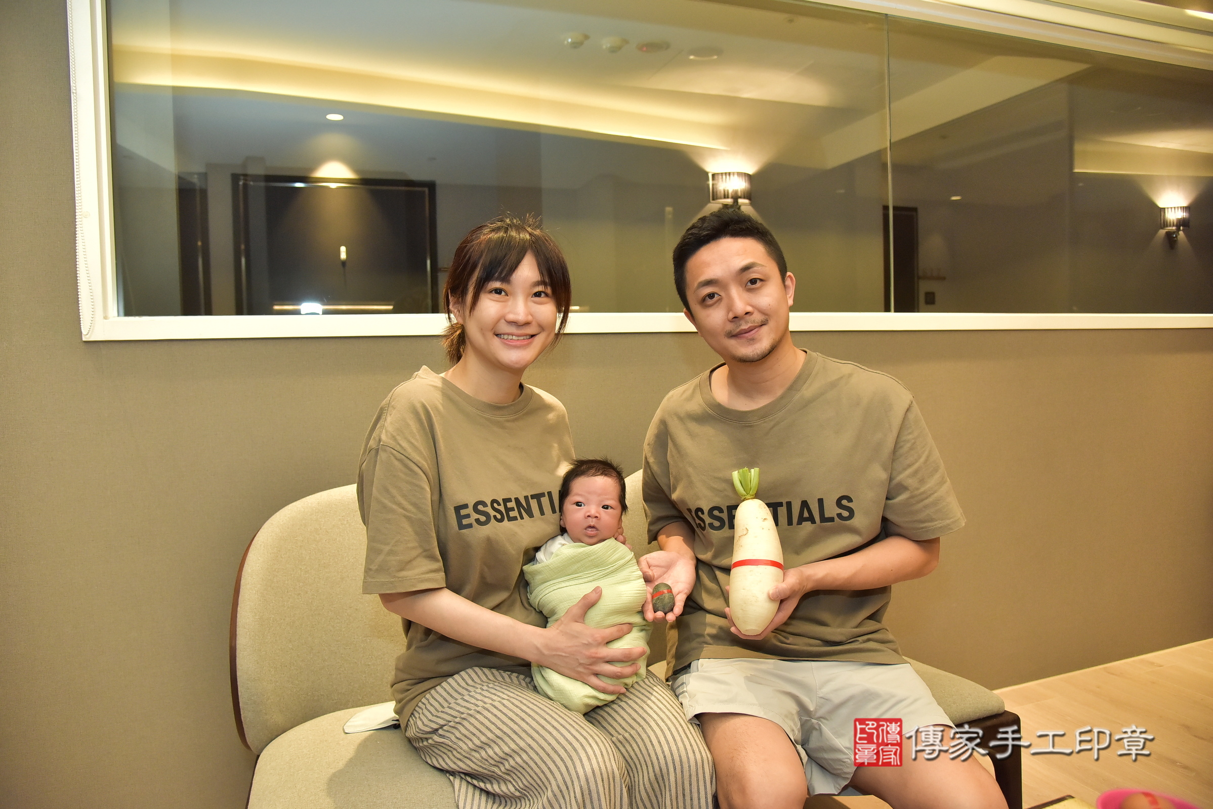 小司寶寶(台北市松山區到府嬰兒小司寶寶滿月剃頭理髮、到府嬰兒剃胎毛儀式吉祥話)。到府剃頭剃胎毛主持、專業拍照、證書。★購買「臍帶章、肚臍章、胎毛筆刷印章」贈送：剃頭、收涎、抓周，三選一。2025.4.1，照片5