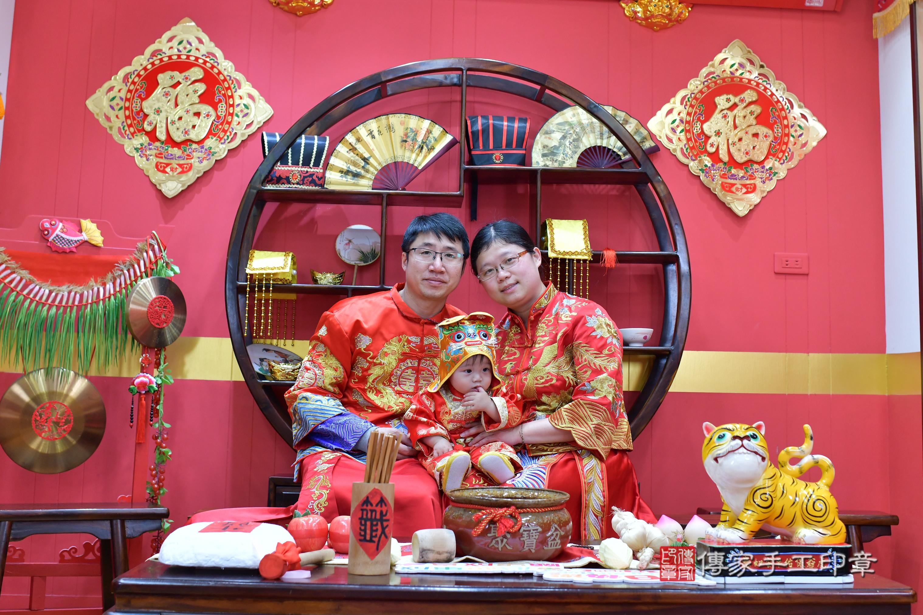傳家手工印章桃園店、抓周、度脺、中國風會場、傳家嬰兒古禮、吉祥話、抓周道具物品24種、拍照。抓周證書。寶寶抓周、滿周歲、生日快樂、祝福