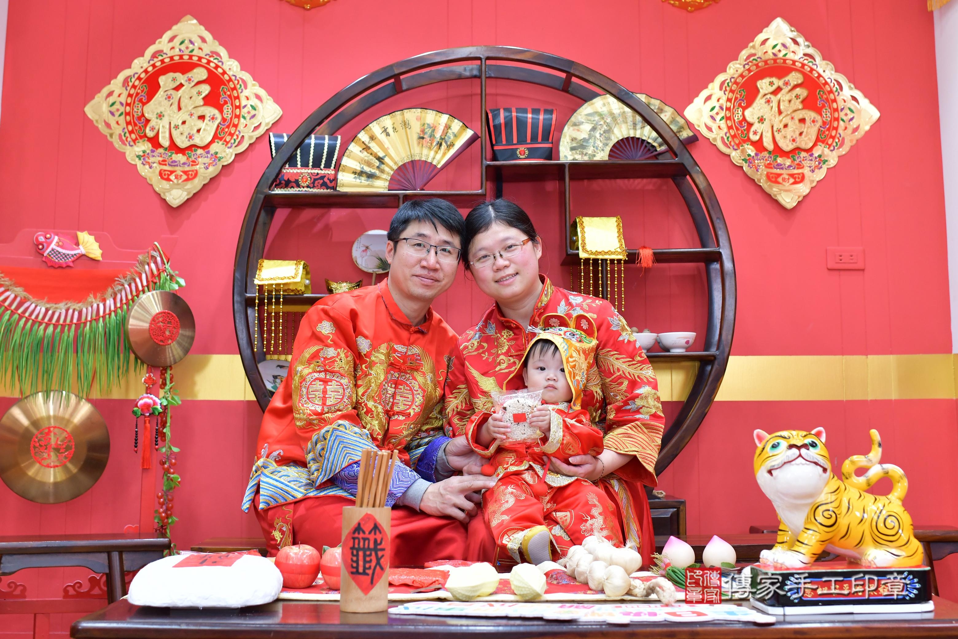 傳家手工印章桃園店、抓周、度脺、中國風會場、傳家嬰兒古禮、吉祥話、抓周道具物品24種、拍照。抓周證書。寶寶抓周、滿周歲、生日快樂、祝福