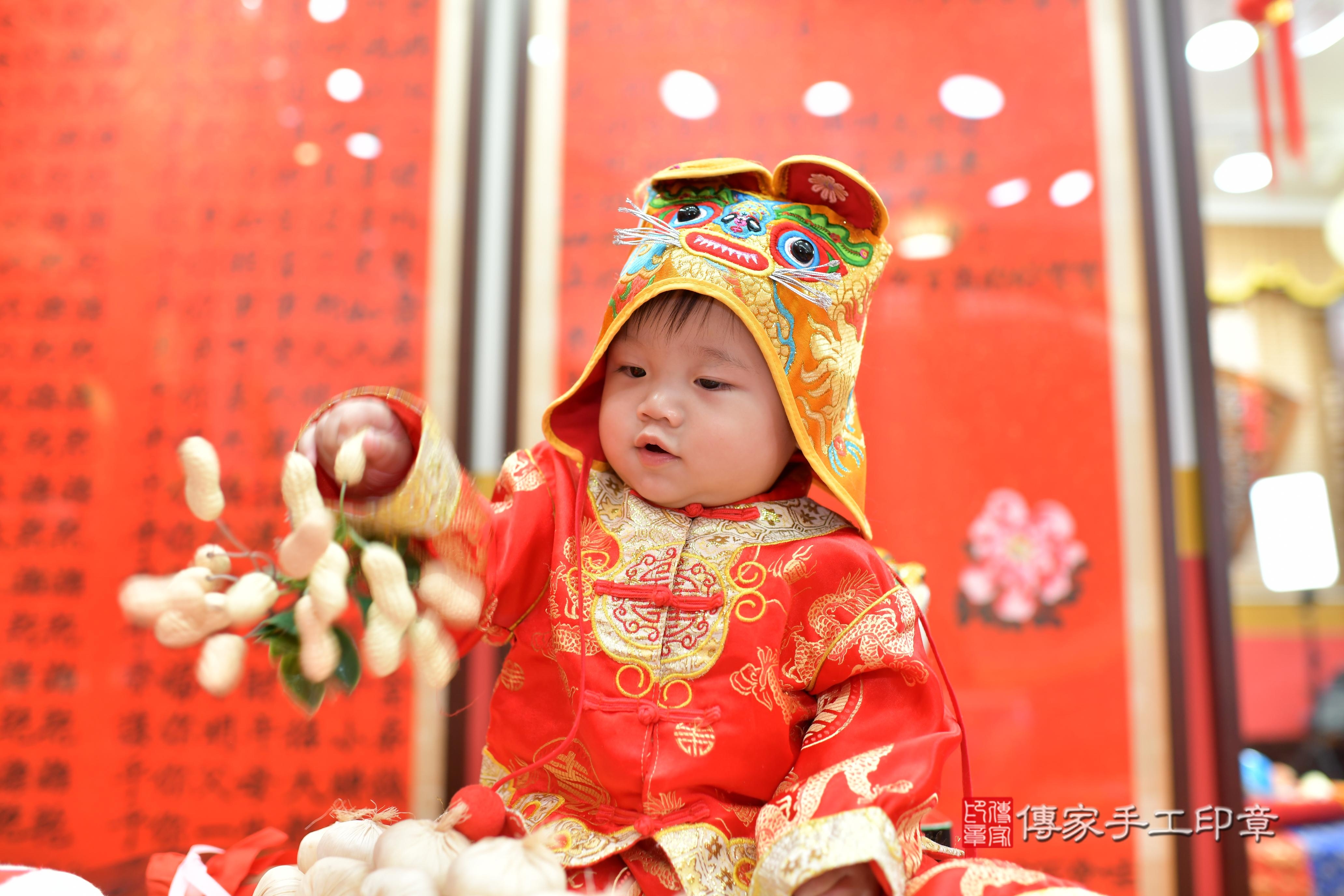 傳家手工印章桃園店、抓周、度脺、中國風會場、傳家嬰兒古禮、吉祥話、抓周道具物品24種、拍照。抓周證書。寶寶抓周、滿周歲、生日快樂、祝福