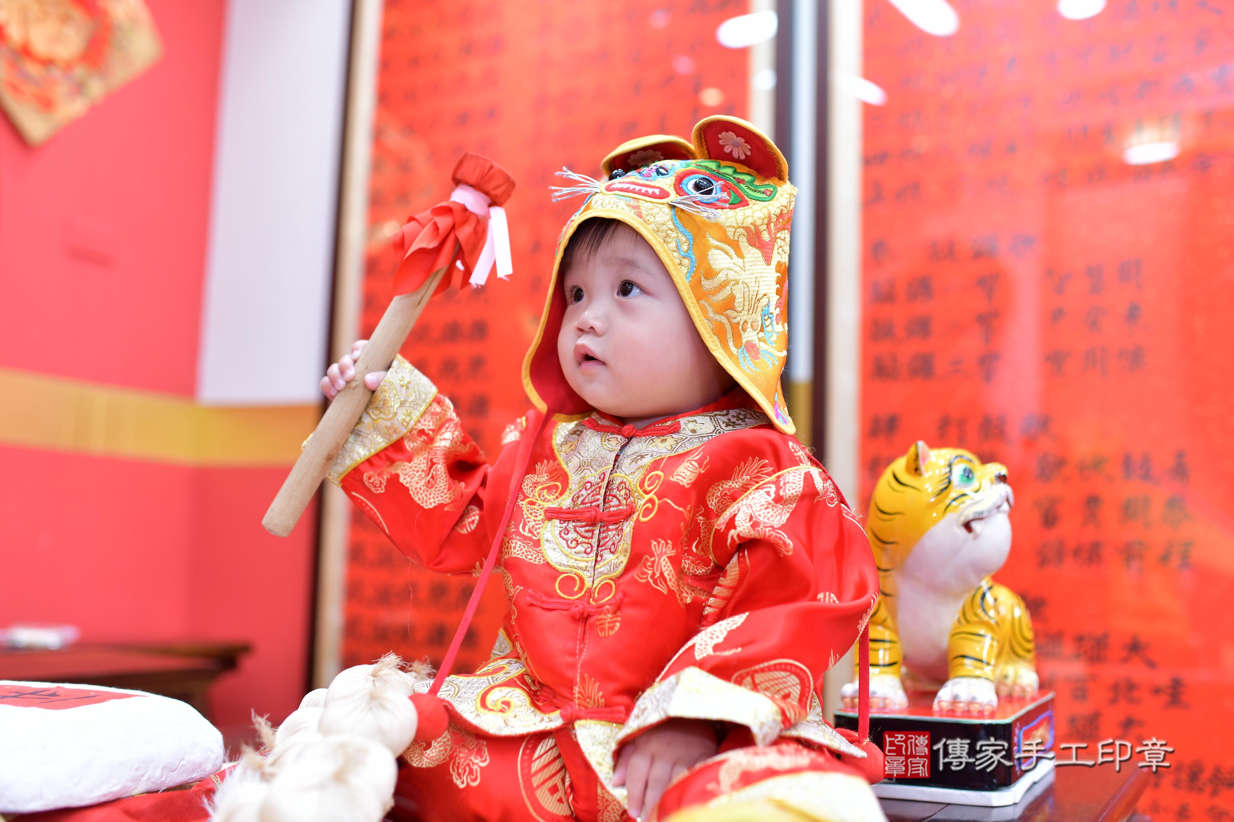 傳家手工印章桃園店、抓周、度脺、中國風會場、傳家嬰兒古禮、吉祥話、抓周道具物品24種、拍照。抓周證書。寶寶抓周、滿周歲、生日快樂、祝福