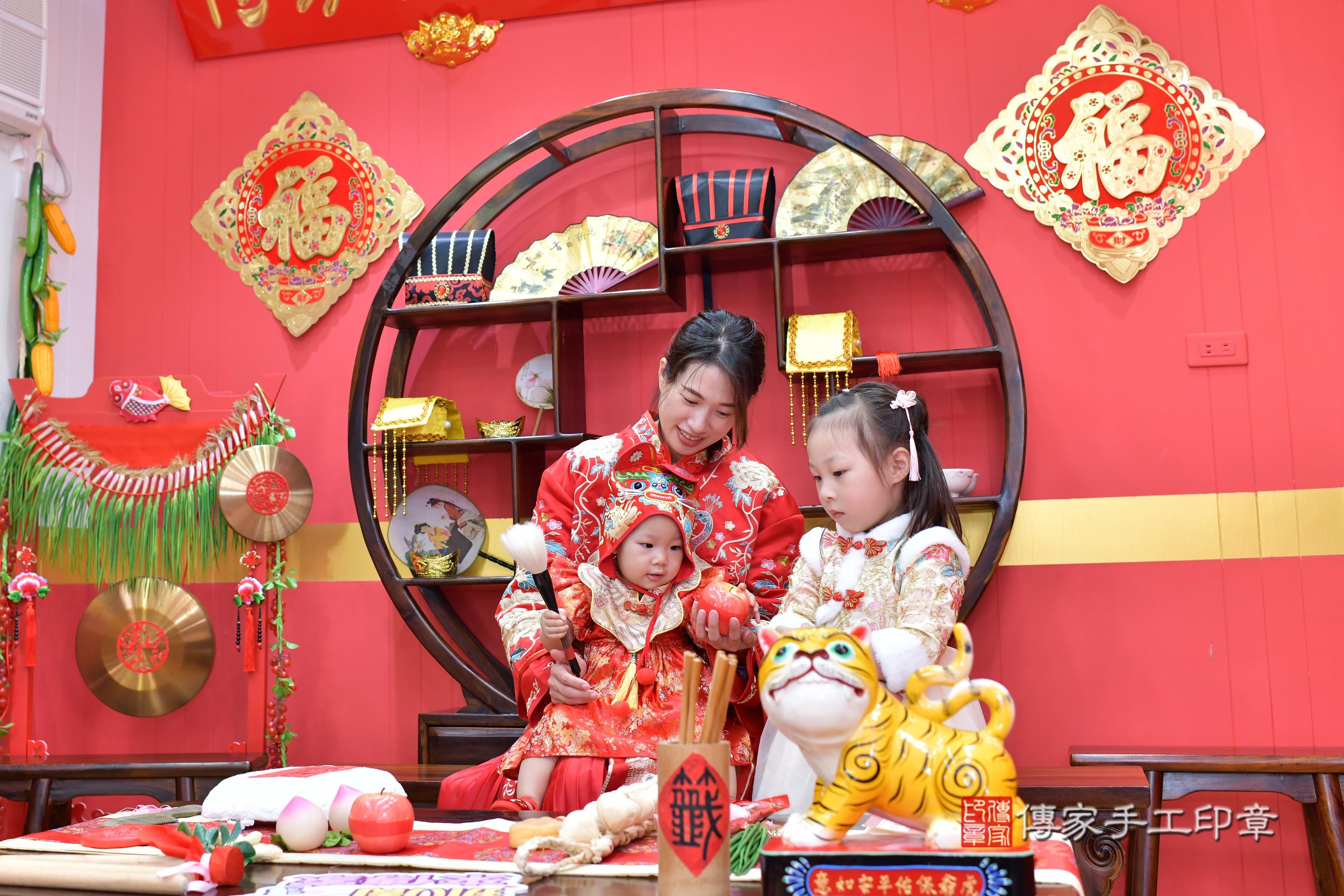 傳家手工印章桃園店、抓周、度脺、中國風會場、傳家嬰兒古禮、吉祥話、抓周道具物品24種、拍照。抓周證書。寶寶抓周、滿周歲、生日快樂、祝福