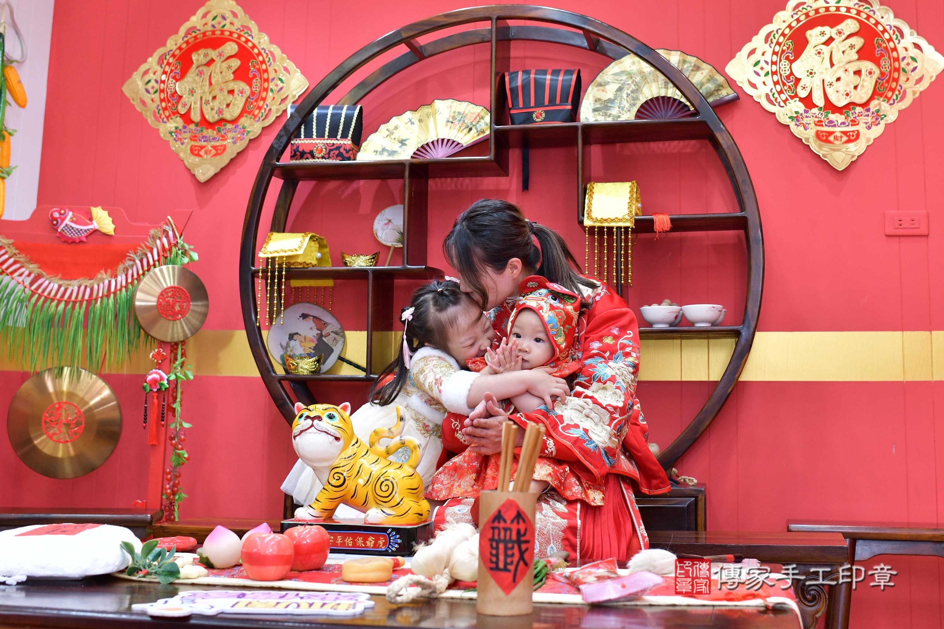 傳家手工印章桃園店、抓周、度脺、中國風會場、傳家嬰兒古禮、吉祥話、抓周道具物品24種、拍照。抓周證書。寶寶抓周、滿周歲、生日快樂、祝福