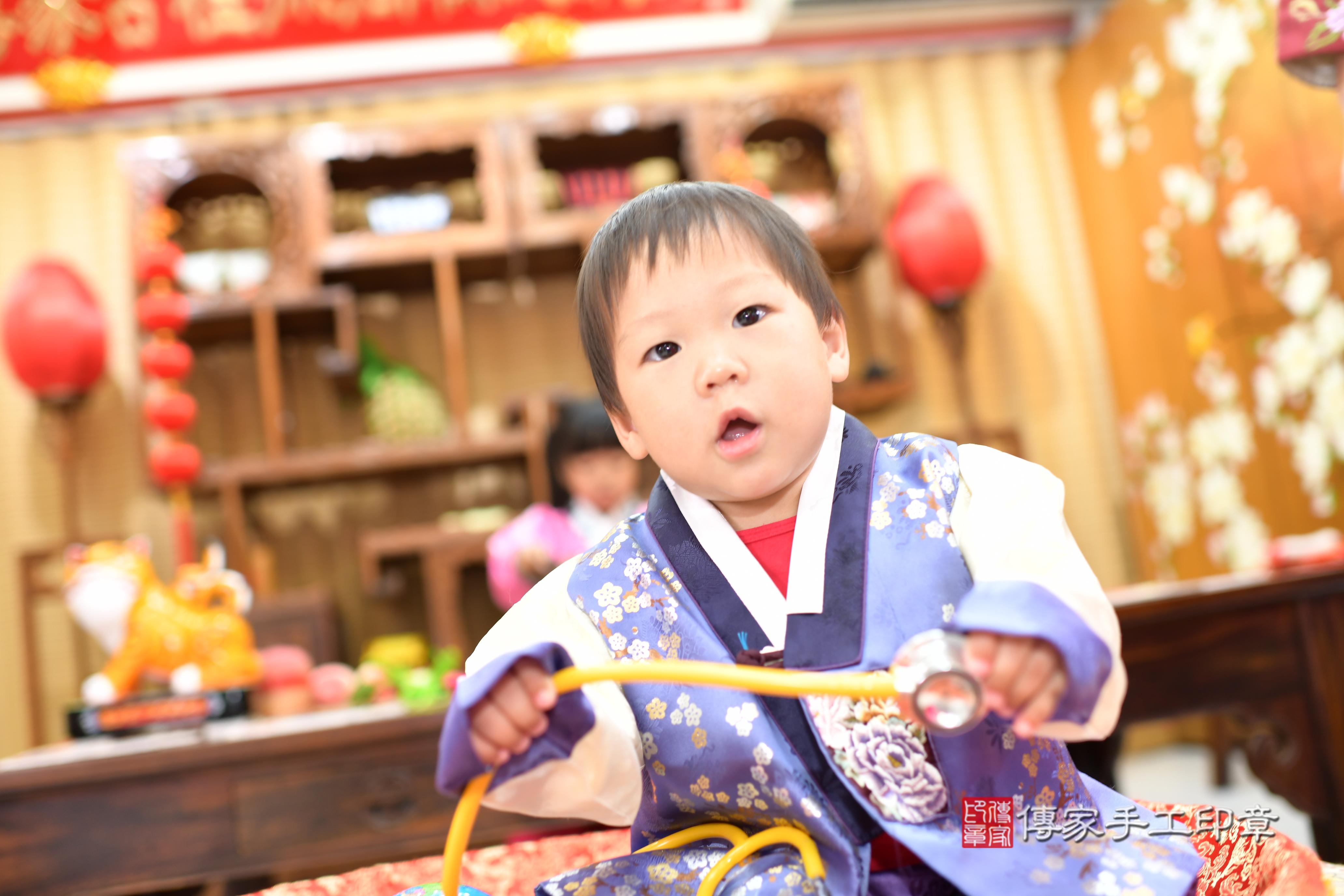 傳家手工印章台南店、抓周、度脺、中國風會場、傳家嬰兒古禮、吉祥話、抓周道具物品24種、拍照。抓周證書。寶寶抓周、滿周歲、生日快樂、祝福