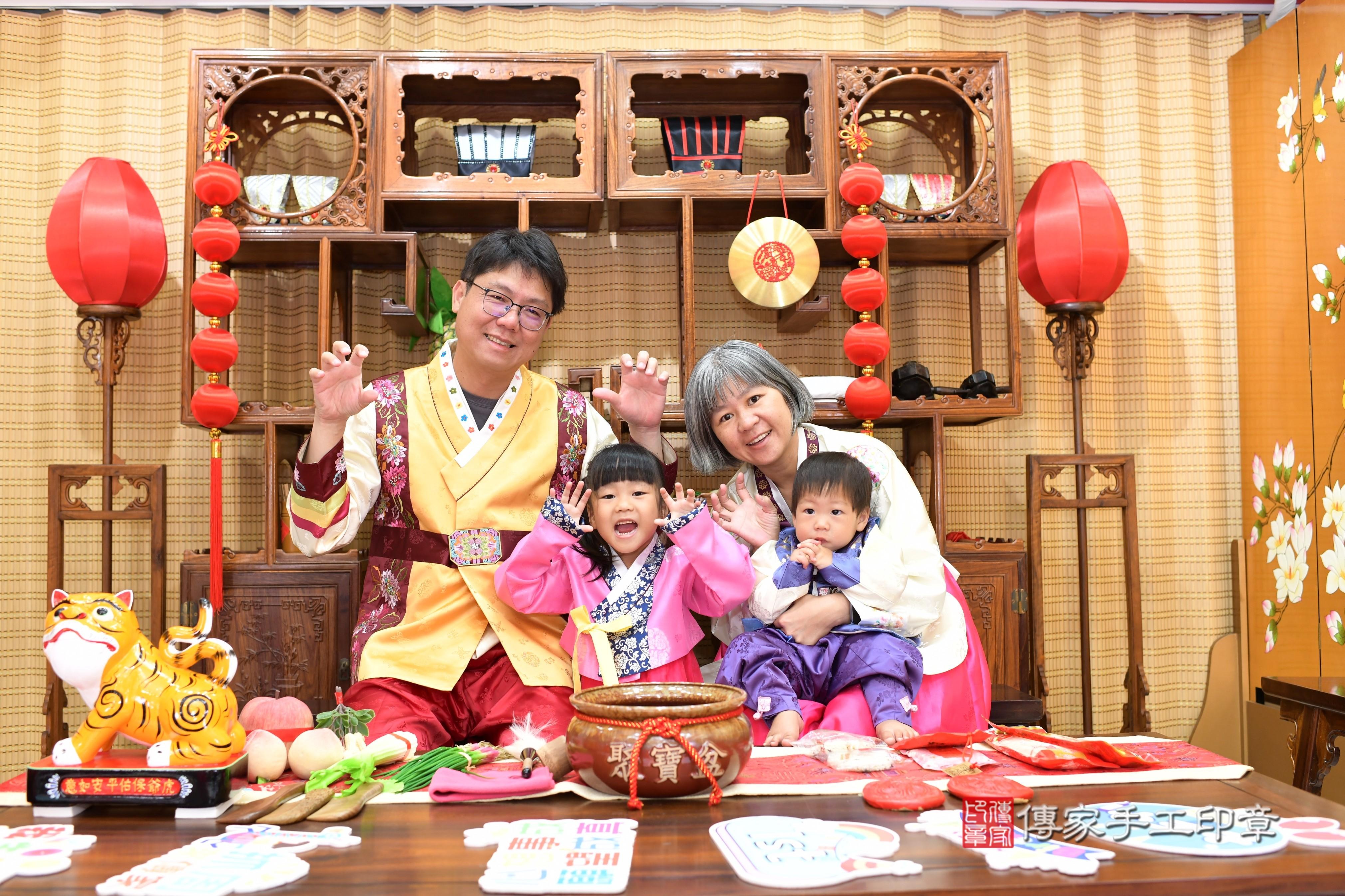 傳家手工印章台南店、抓周、度脺、中國風會場、傳家嬰兒古禮、吉祥話、抓周道具物品24種、拍照。抓周證書。寶寶抓周、滿周歲、生日快樂、祝福