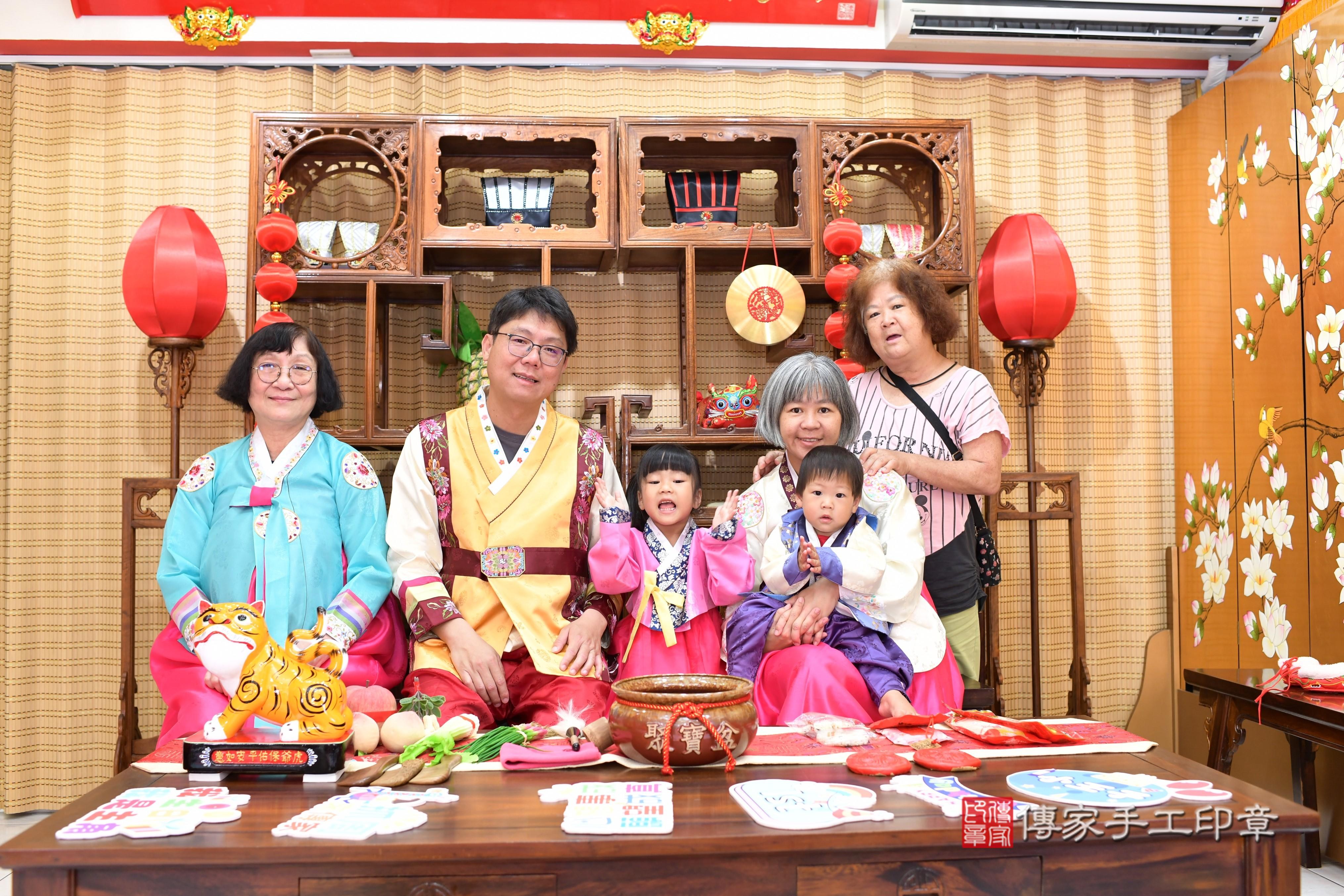 傳家手工印章台南店、抓周、度脺、中國風會場、傳家嬰兒古禮、吉祥話、抓周道具物品24種、拍照。抓周證書。寶寶抓周、滿周歲、生日快樂、祝福