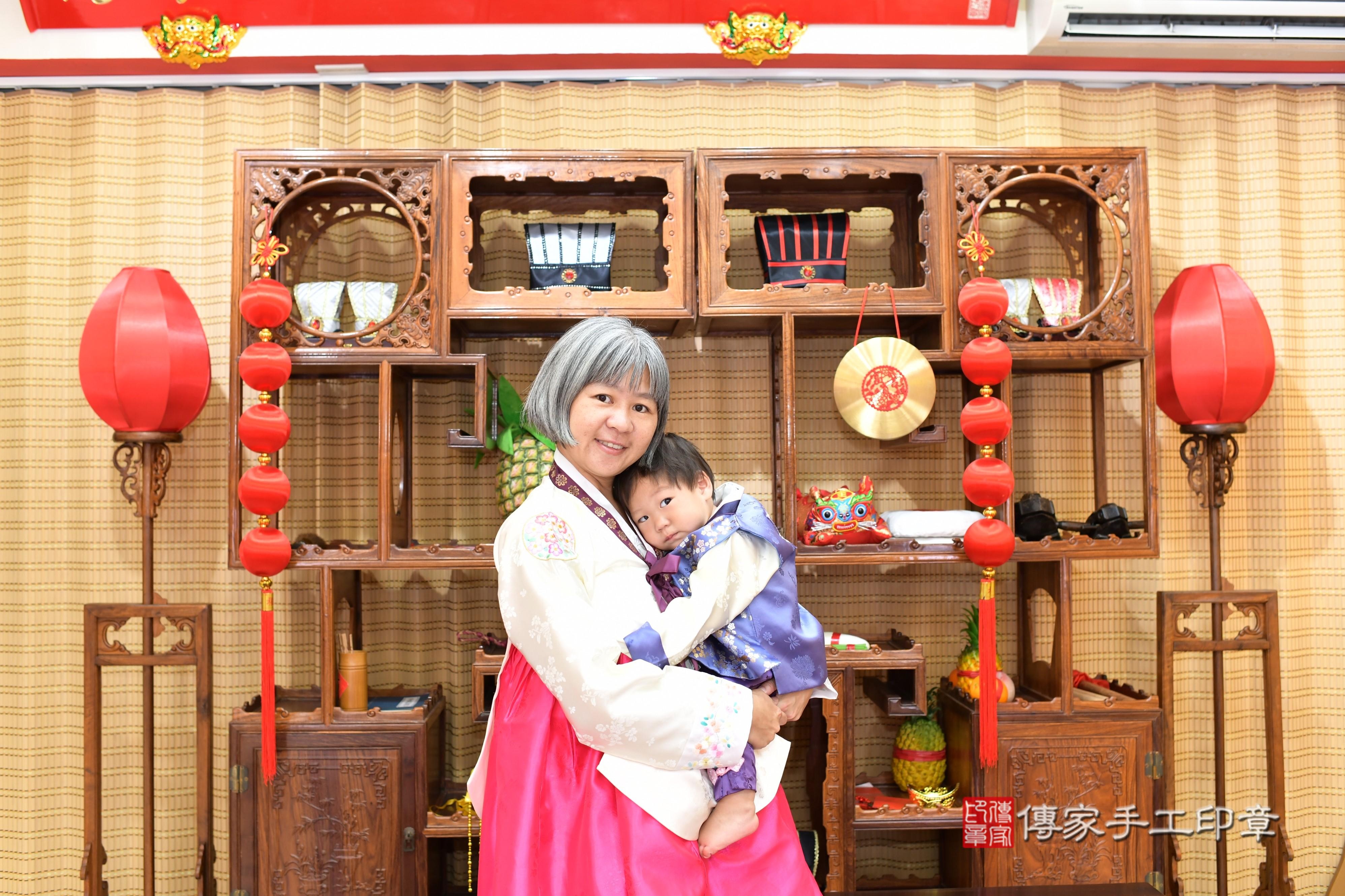 傳家手工印章台南店、抓周、度脺、中國風會場、傳家嬰兒古禮、吉祥話、抓周道具物品24種、拍照。抓周證書。寶寶抓周、滿周歲、生日快樂、祝福