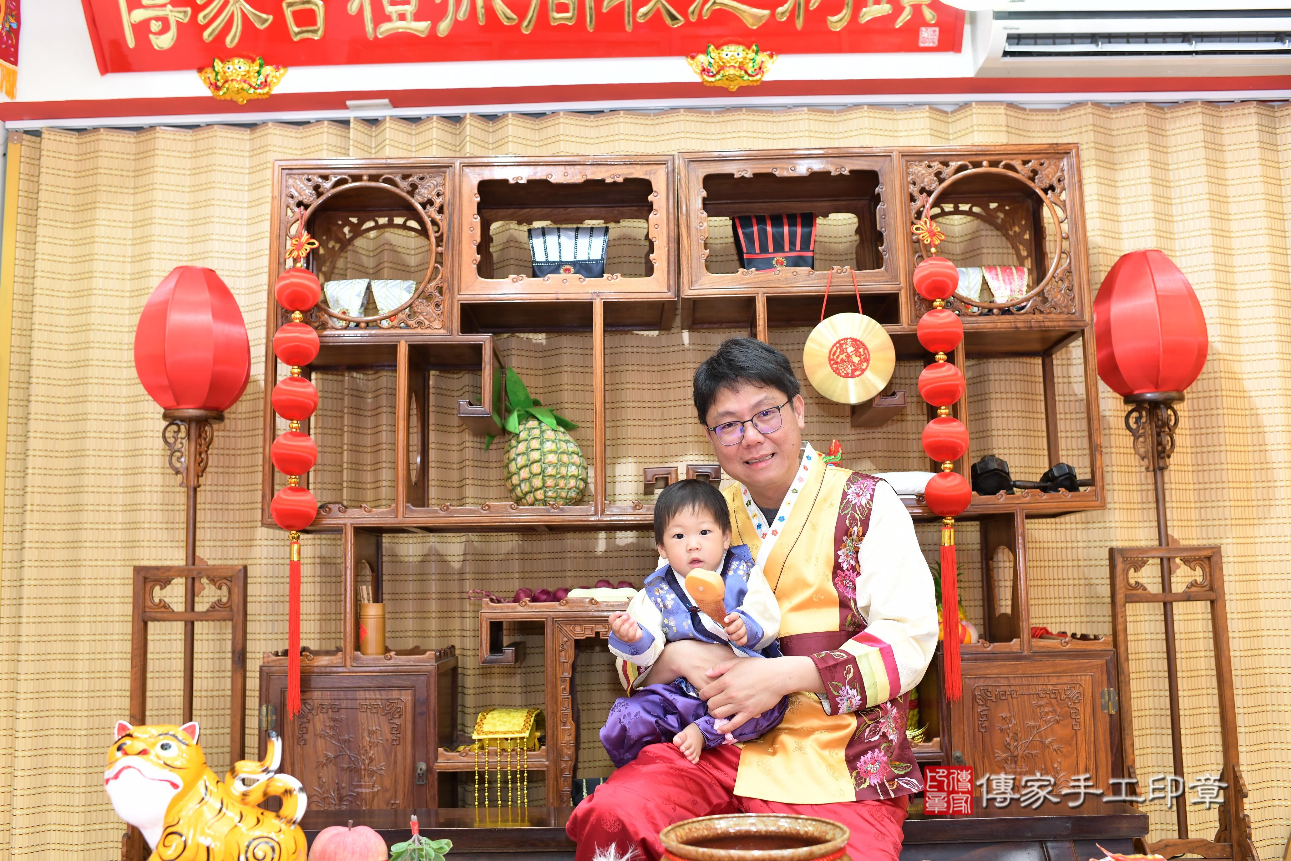 傳家手工印章台南店、抓周、度脺、中國風會場、傳家嬰兒古禮、吉祥話、抓周道具物品24種、拍照。抓周證書。寶寶抓周、滿周歲、生日快樂、祝福