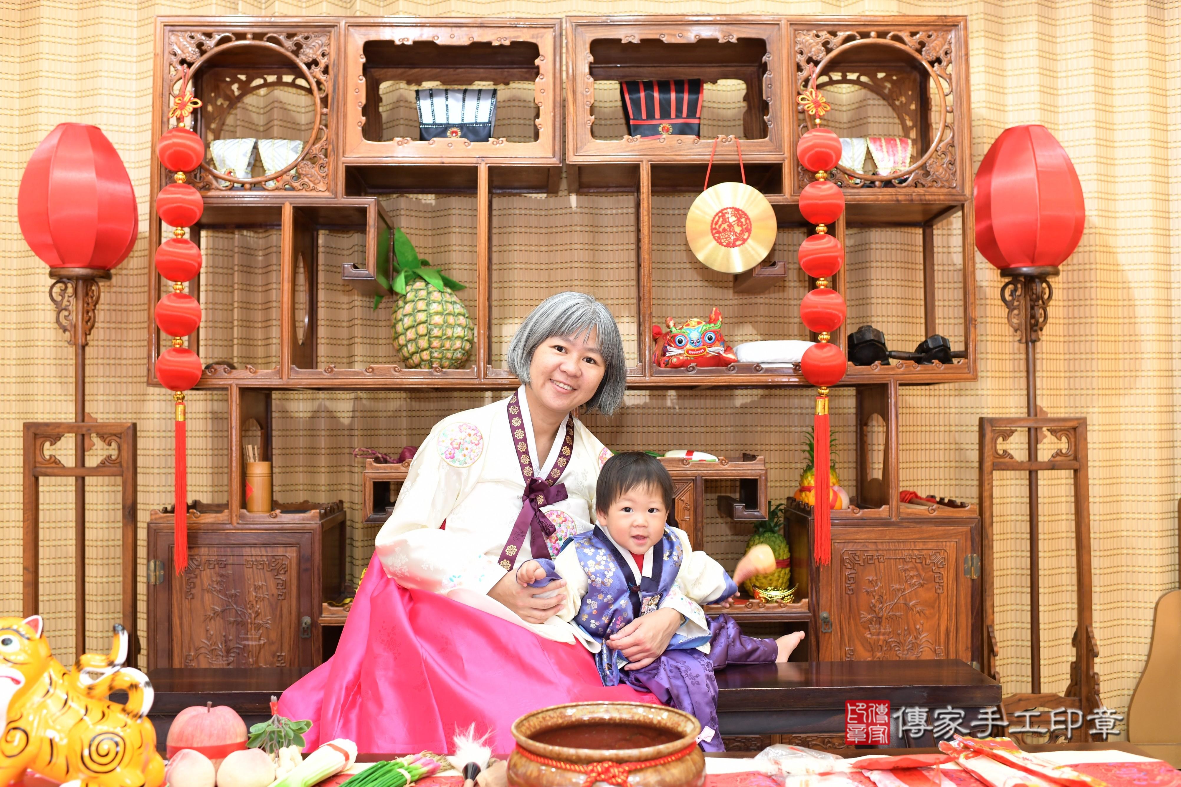 傳家手工印章台南店、抓周、度脺、中國風會場、傳家嬰兒古禮、吉祥話、抓周道具物品24種、拍照。抓周證書。寶寶抓周、滿周歲、生日快樂、祝福