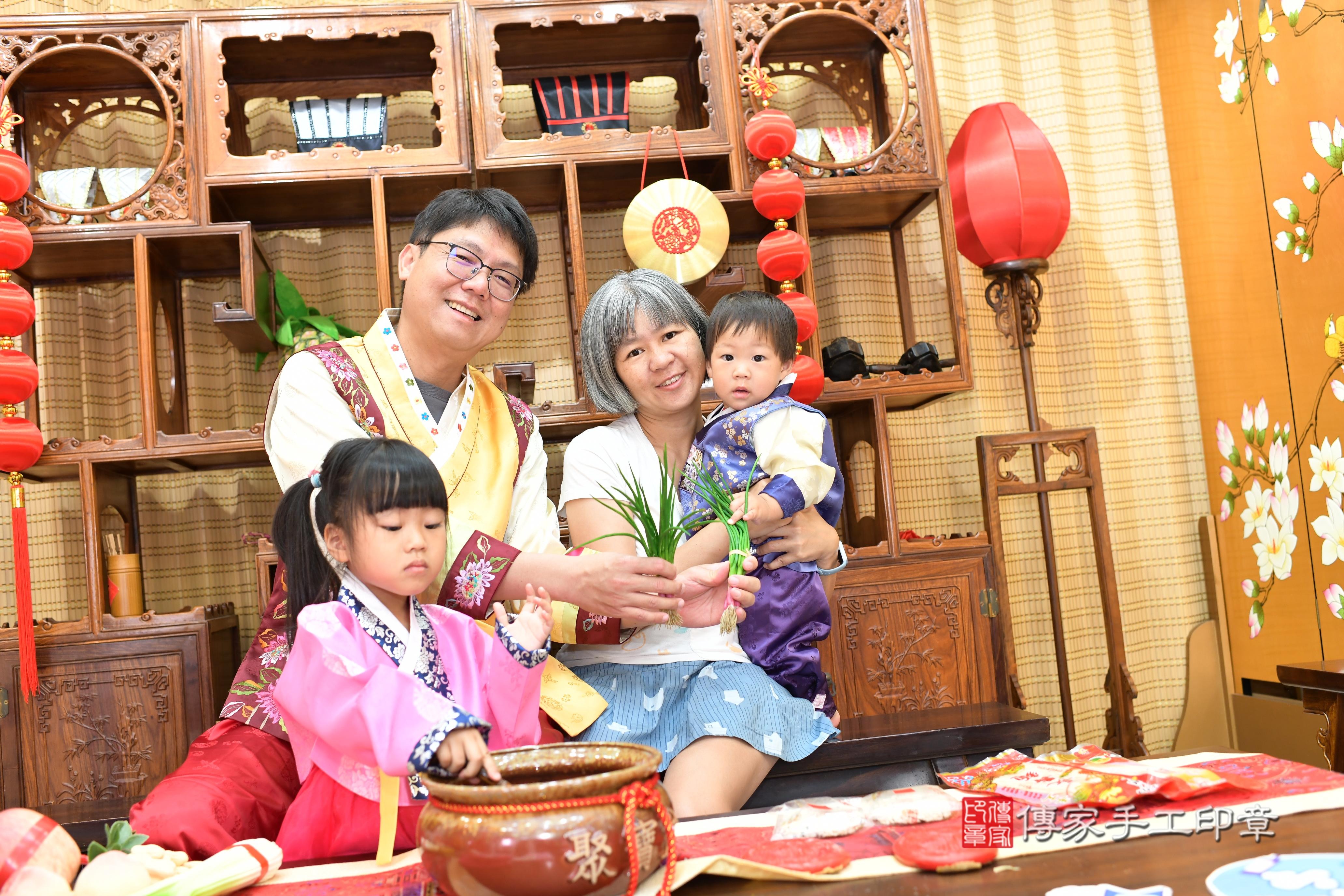 傳家手工印章台南店、抓周、度脺、中國風會場、傳家嬰兒古禮、吉祥話、抓周道具物品24種、拍照。抓周證書。寶寶抓周、滿周歲、生日快樂、祝福