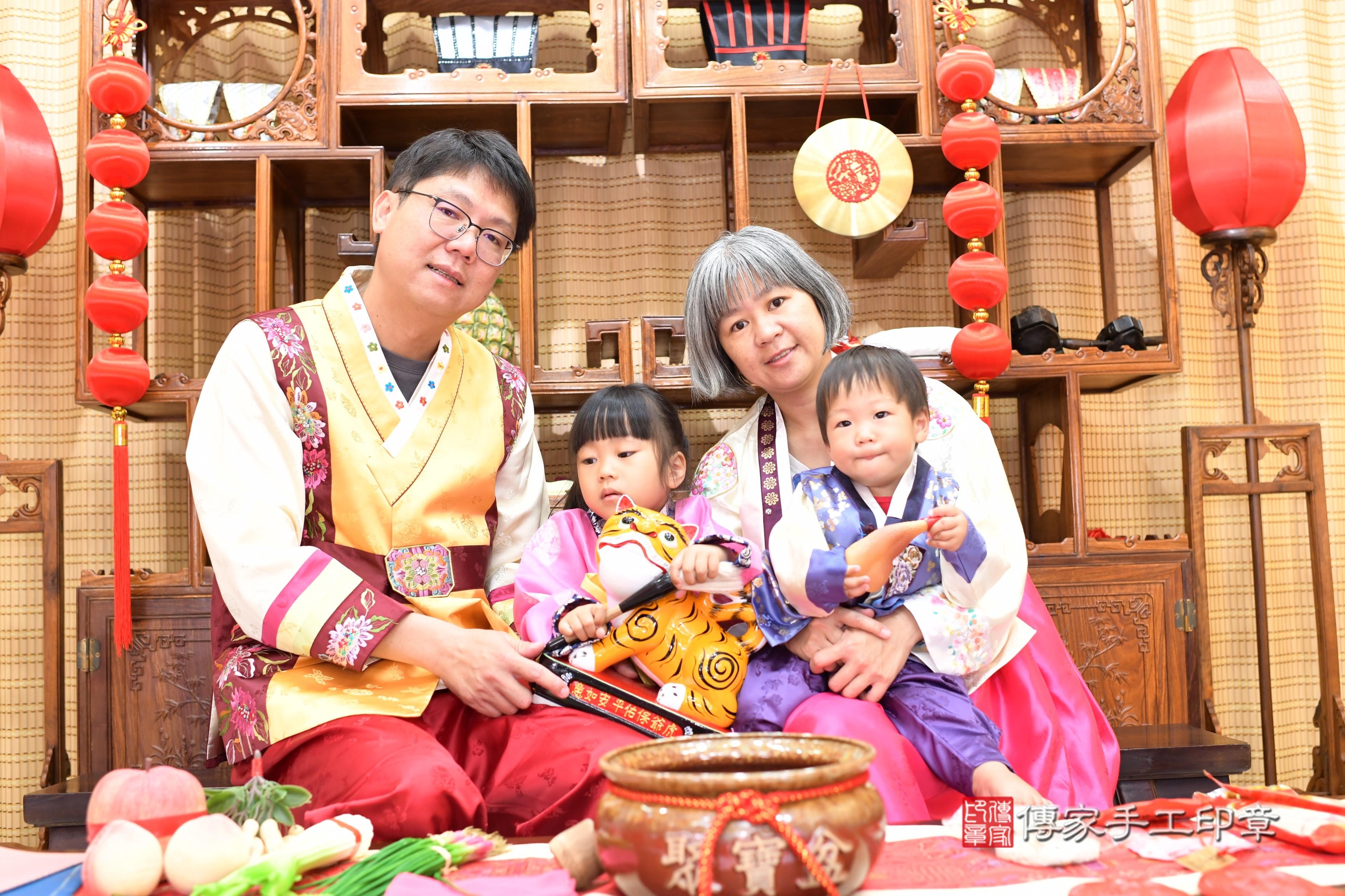 傳家手工印章台南店、抓周、度脺、中國風會場、傳家嬰兒古禮、吉祥話、抓周道具物品24種、拍照。抓周證書。寶寶抓周、滿周歲、生日快樂、祝福