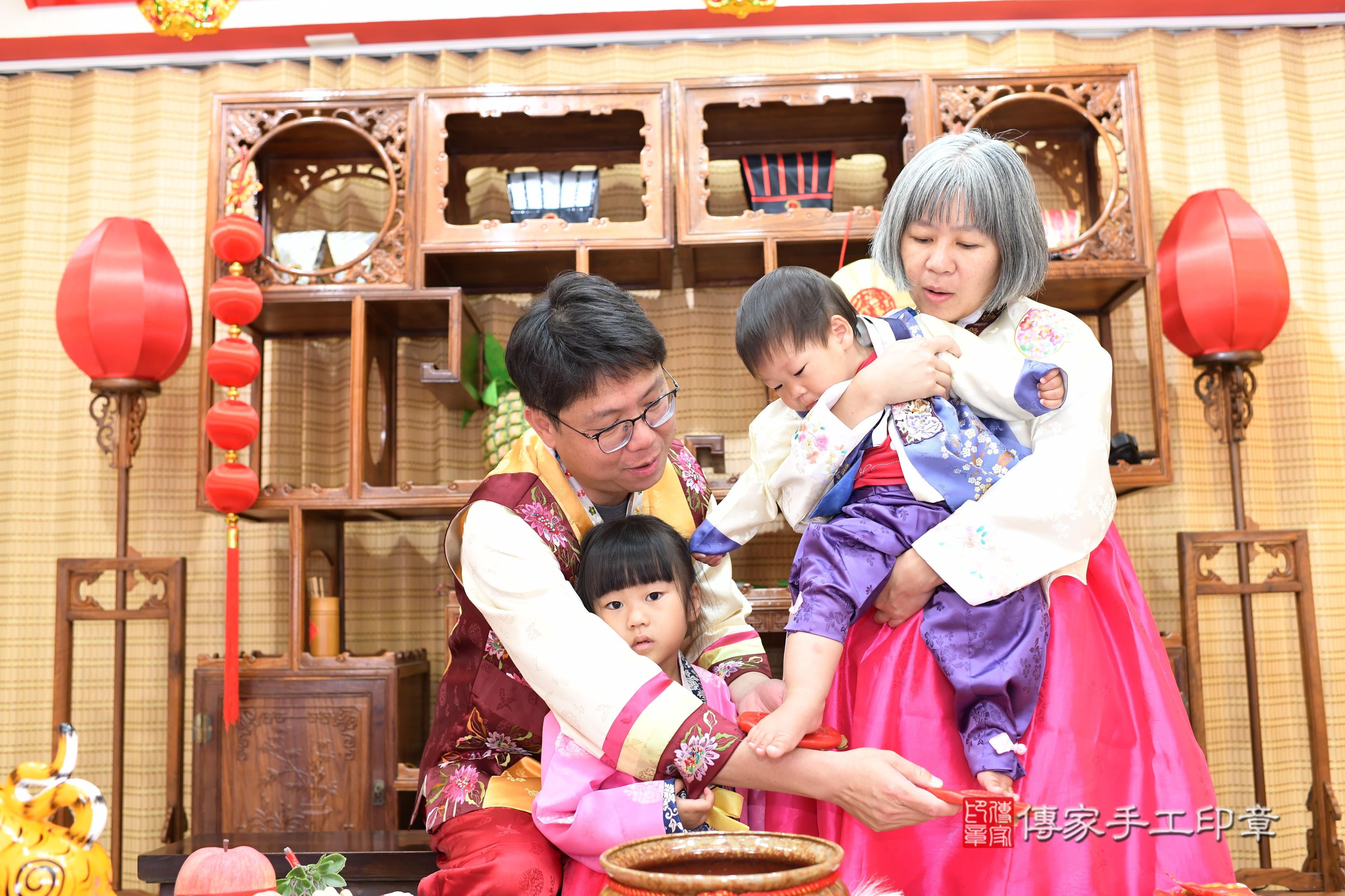 傳家手工印章台南店、抓周、度脺、中國風會場、傳家嬰兒古禮、吉祥話、抓周道具物品24種、拍照。抓周證書。寶寶抓周、滿周歲、生日快樂、祝福
