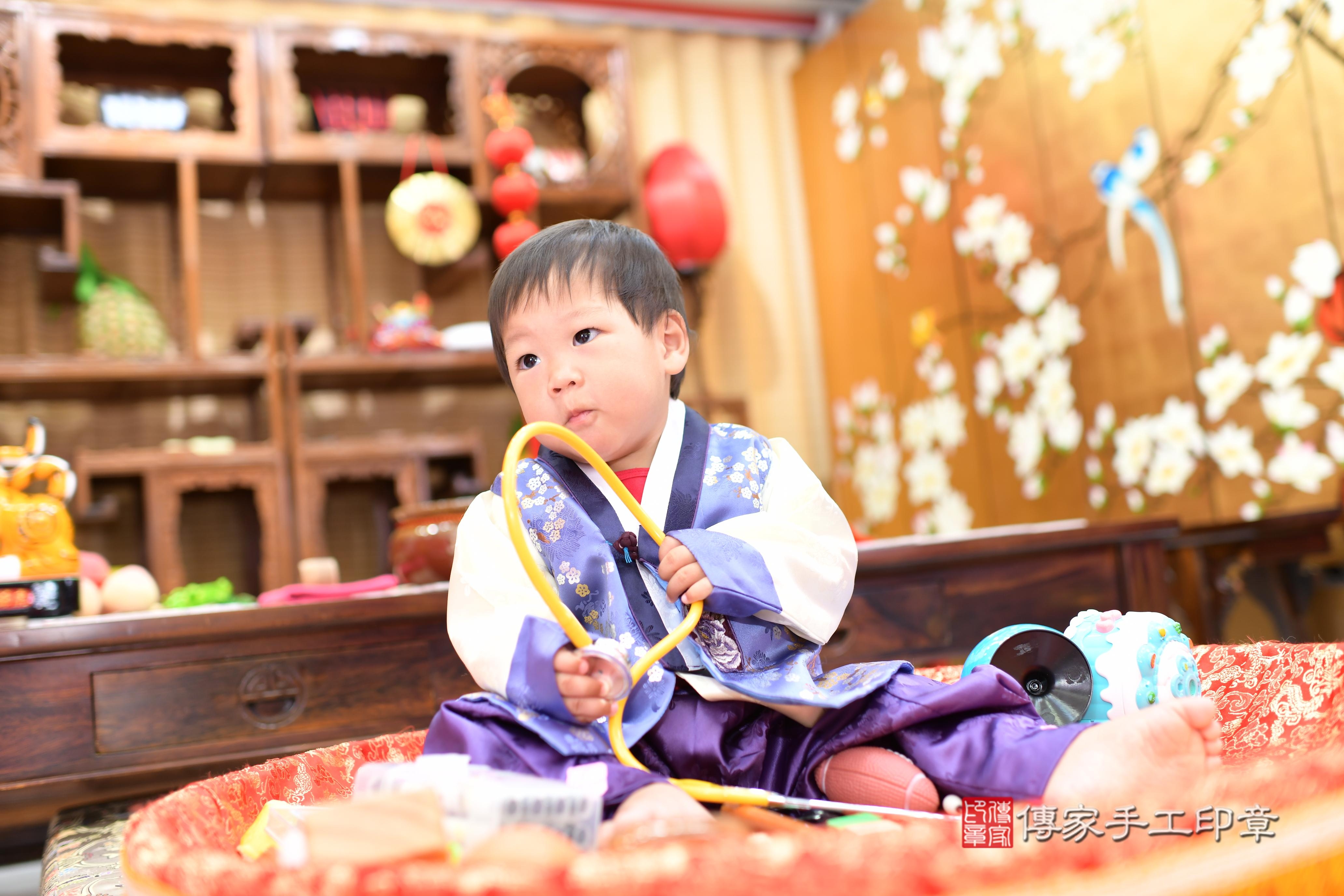 傳家手工印章台南店、抓周、度脺、中國風會場、傳家嬰兒古禮、吉祥話、抓周道具物品24種、拍照。抓周證書。寶寶抓周、滿周歲、生日快樂、祝福
