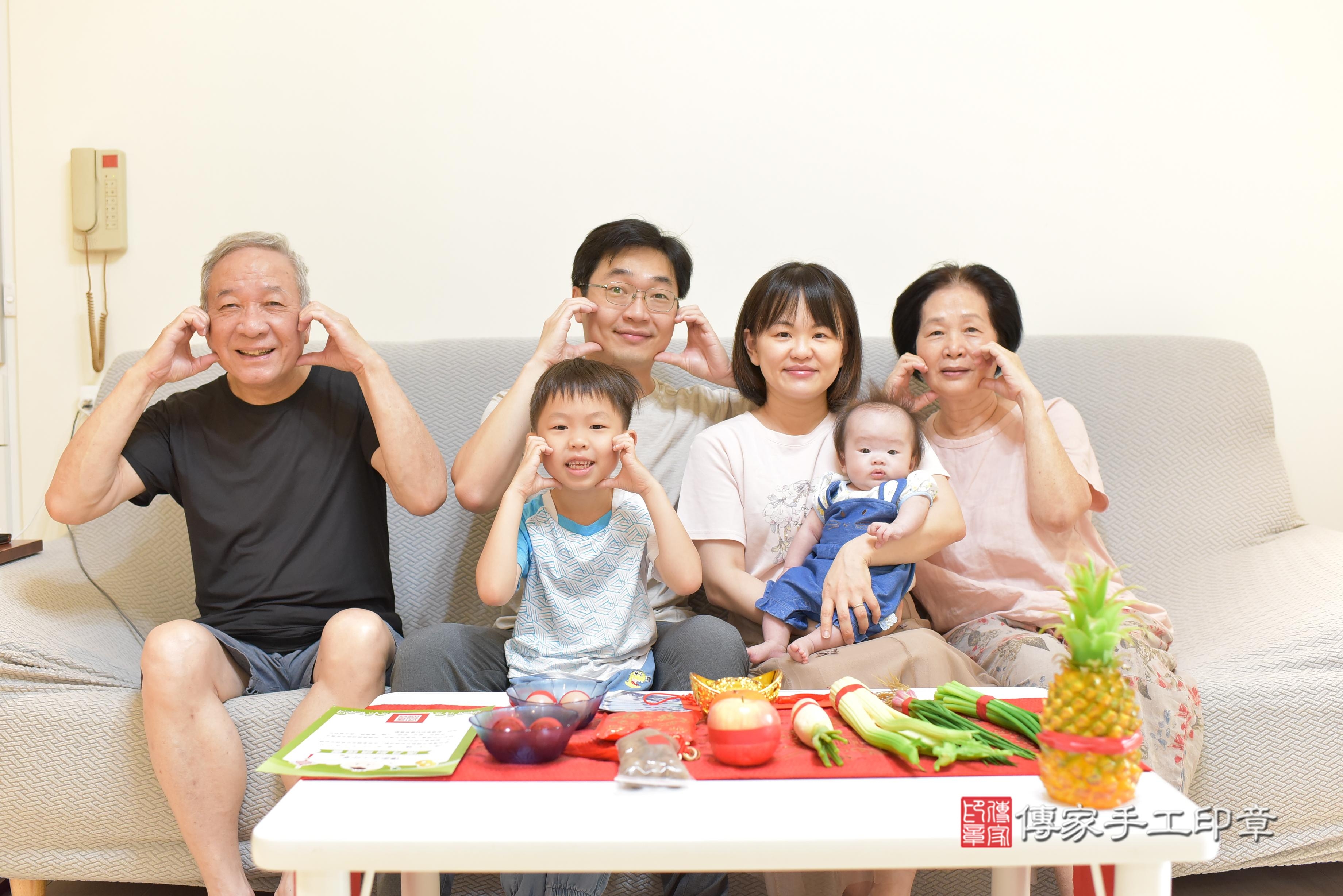 傳家手工印章台南店、抓周、度脺、中國風會場、傳家嬰兒古禮、吉祥話、抓周道具物品24種、拍照。抓周證書。寶寶抓周、滿周歲、生日快樂、祝福