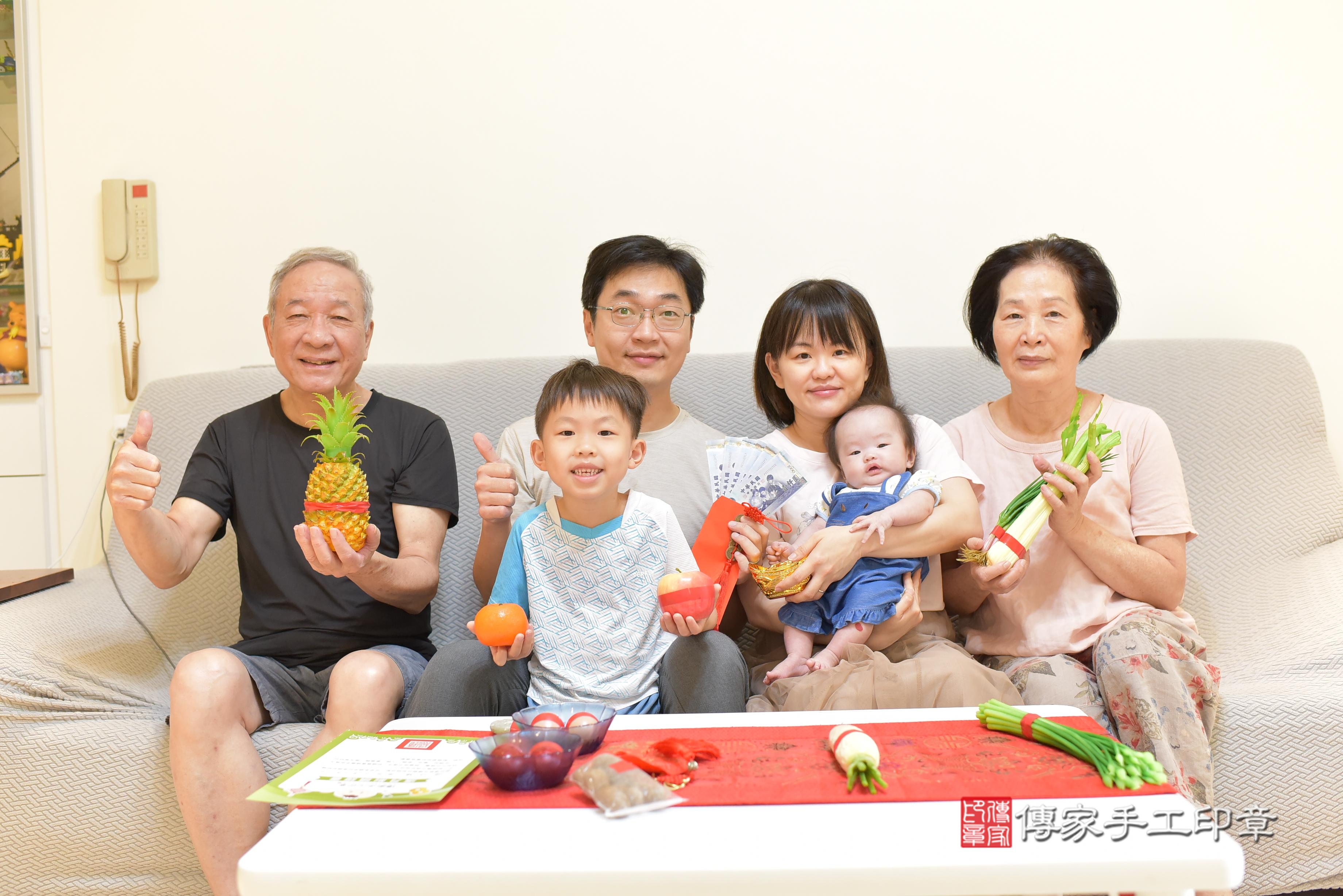 傳家手工印章台南店、抓周、度脺、中國風會場、傳家嬰兒古禮、吉祥話、抓周道具物品24種、拍照。抓周證書。寶寶抓周、滿周歲、生日快樂、祝福