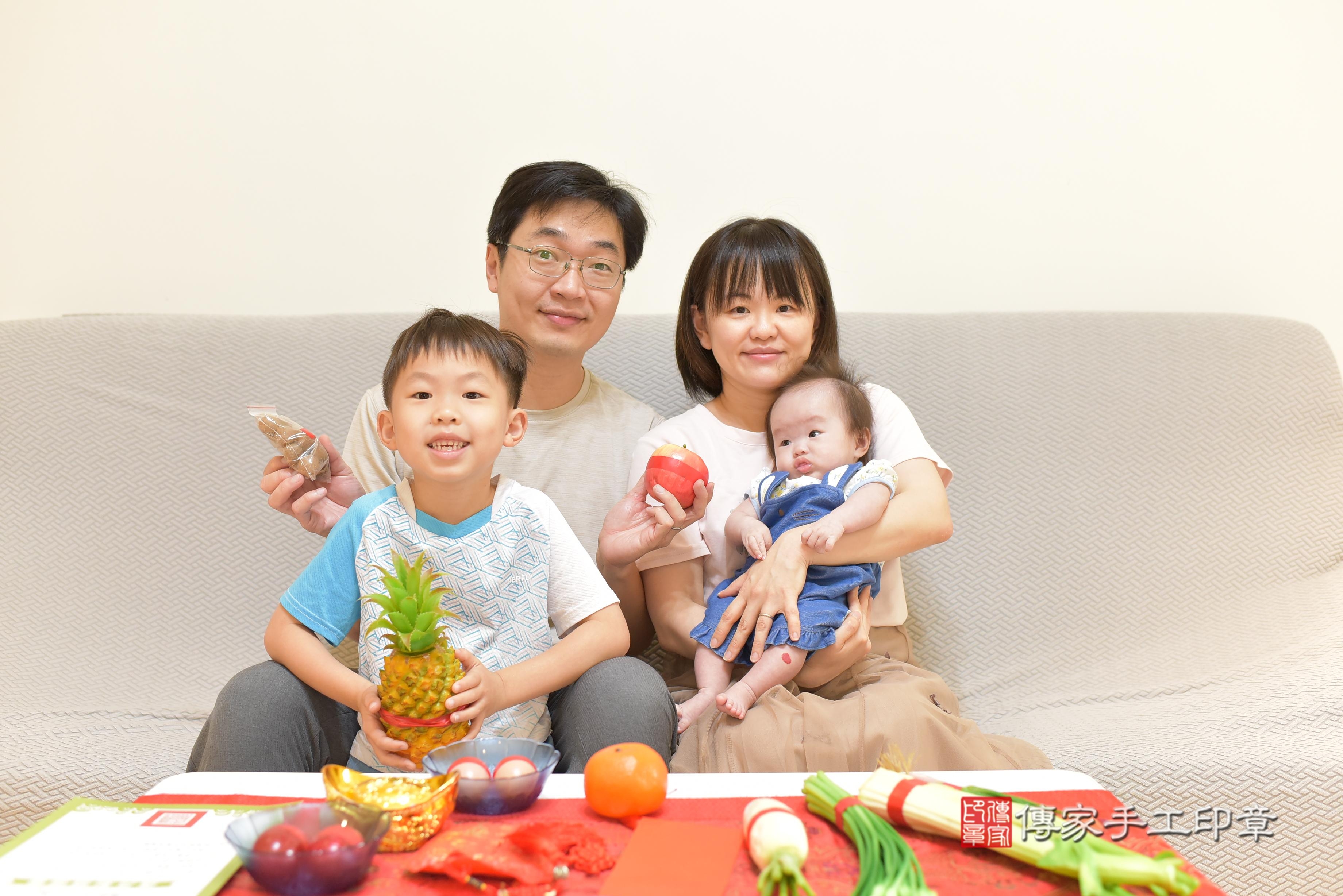 傳家手工印章台南店、抓周、度脺、中國風會場、傳家嬰兒古禮、吉祥話、抓周道具物品24種、拍照。抓周證書。寶寶抓周、滿周歲、生日快樂、祝福