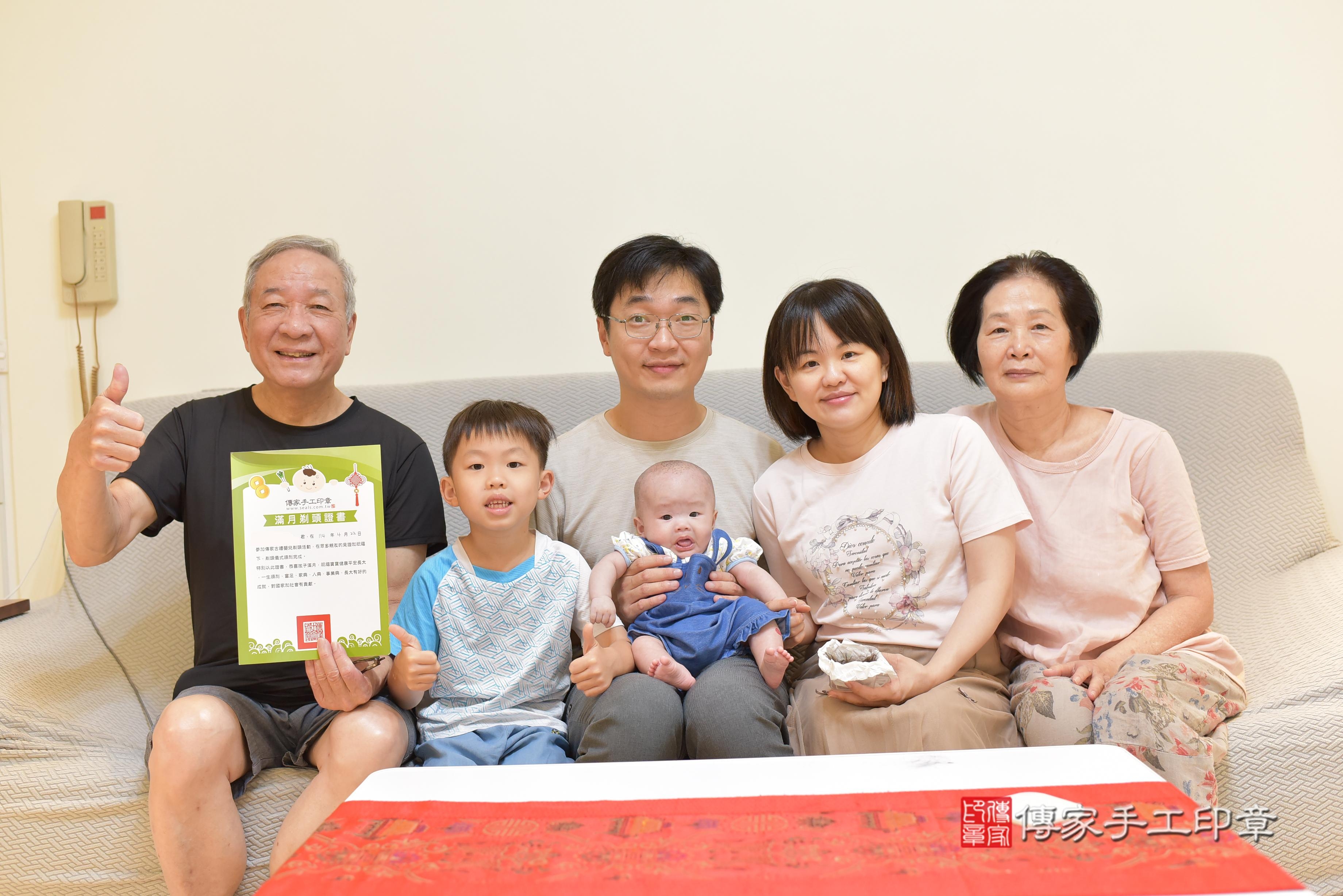 傳家手工印章台南店、抓周、度脺、中國風會場、傳家嬰兒古禮、吉祥話、抓周道具物品24種、拍照。抓周證書。寶寶抓周、滿周歲、生日快樂、祝福