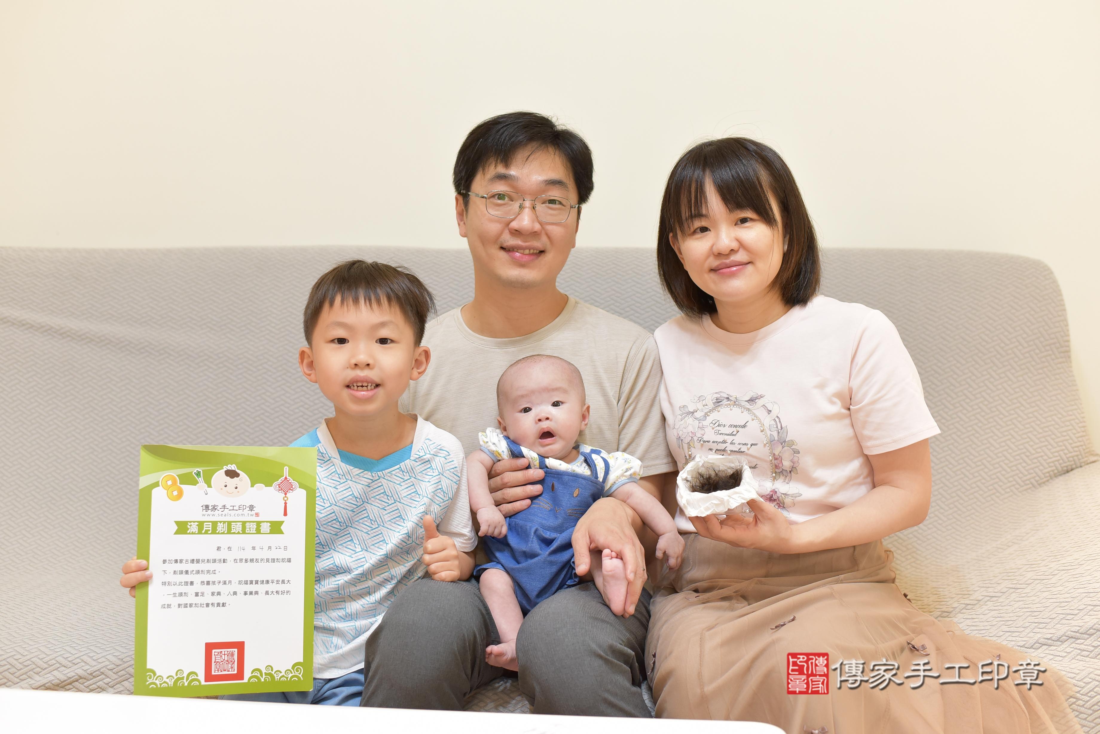 傳家手工印章台南店、抓周、度脺、中國風會場、傳家嬰兒古禮、吉祥話、抓周道具物品24種、拍照。抓周證書。寶寶抓周、滿周歲、生日快樂、祝福