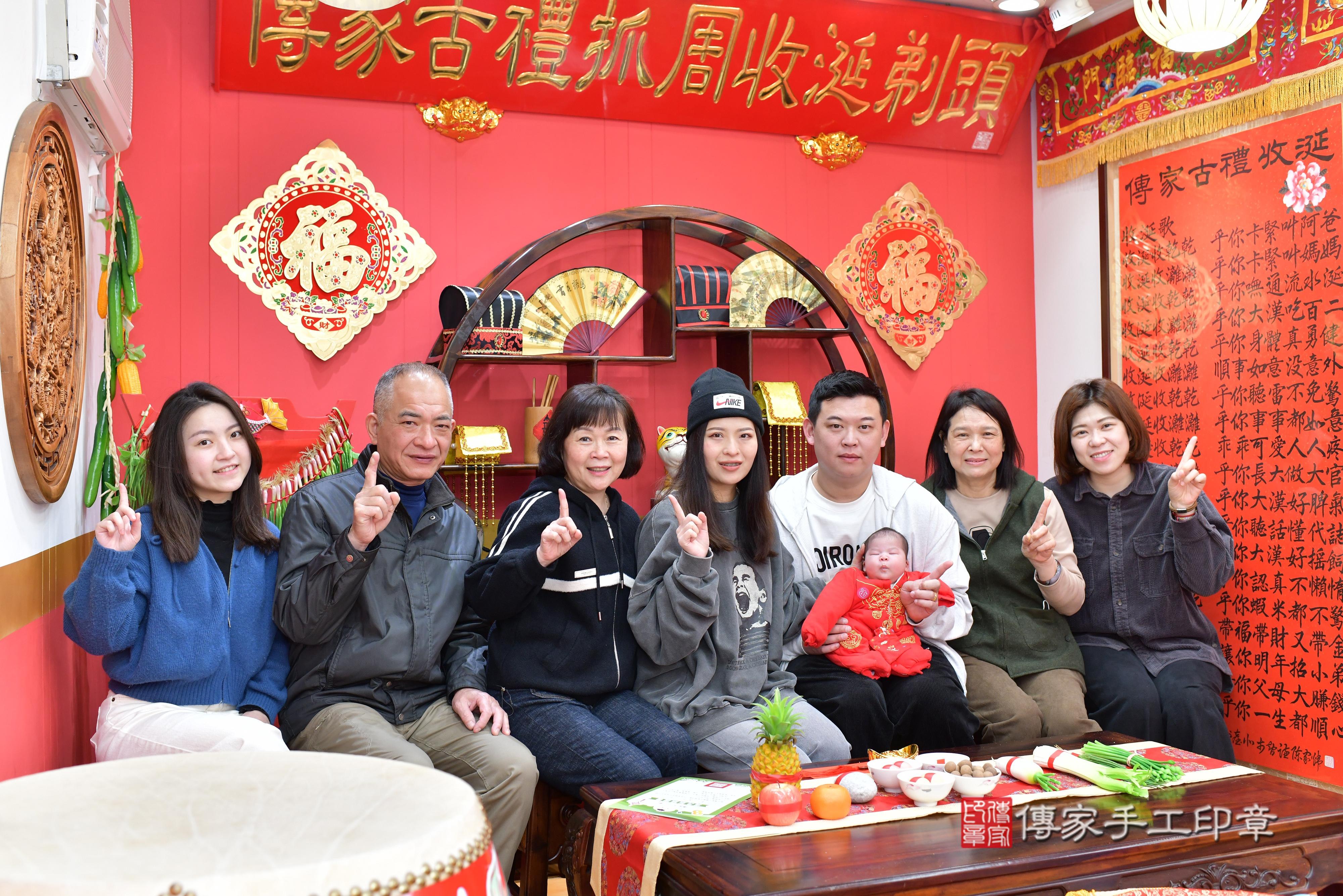 傳家手工印章桃園店、抓周、度脺、中國風會場、傳家嬰兒古禮、吉祥話、抓周道具物品24種、拍照。抓周證書。寶寶抓周、滿周歲、生日快樂、祝福
