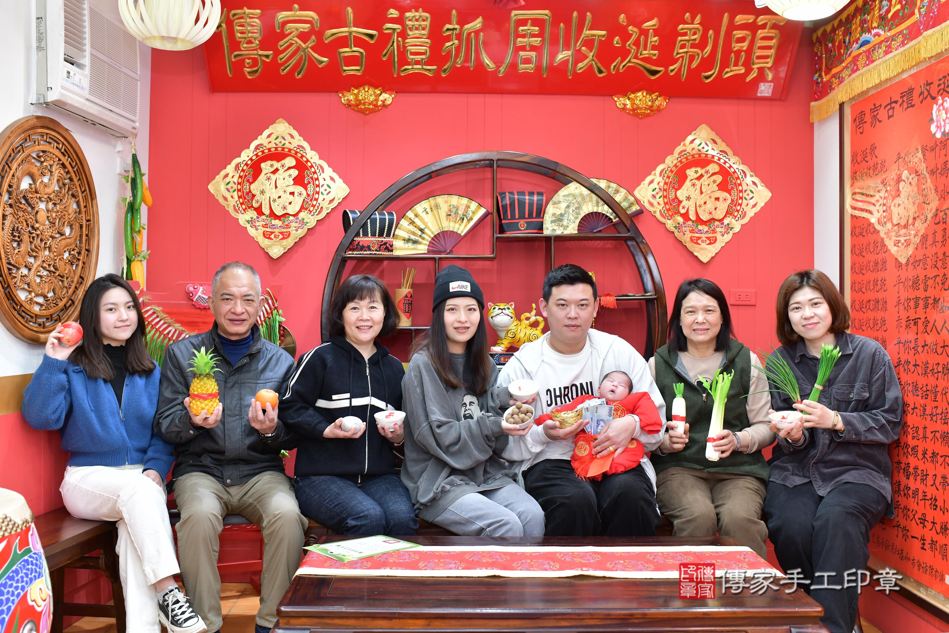 傳家手工印章桃園店、抓周、度脺、中國風會場、傳家嬰兒古禮、吉祥話、抓周道具物品24種、拍照。抓周證書。寶寶抓周、滿周歲、生日快樂、祝福