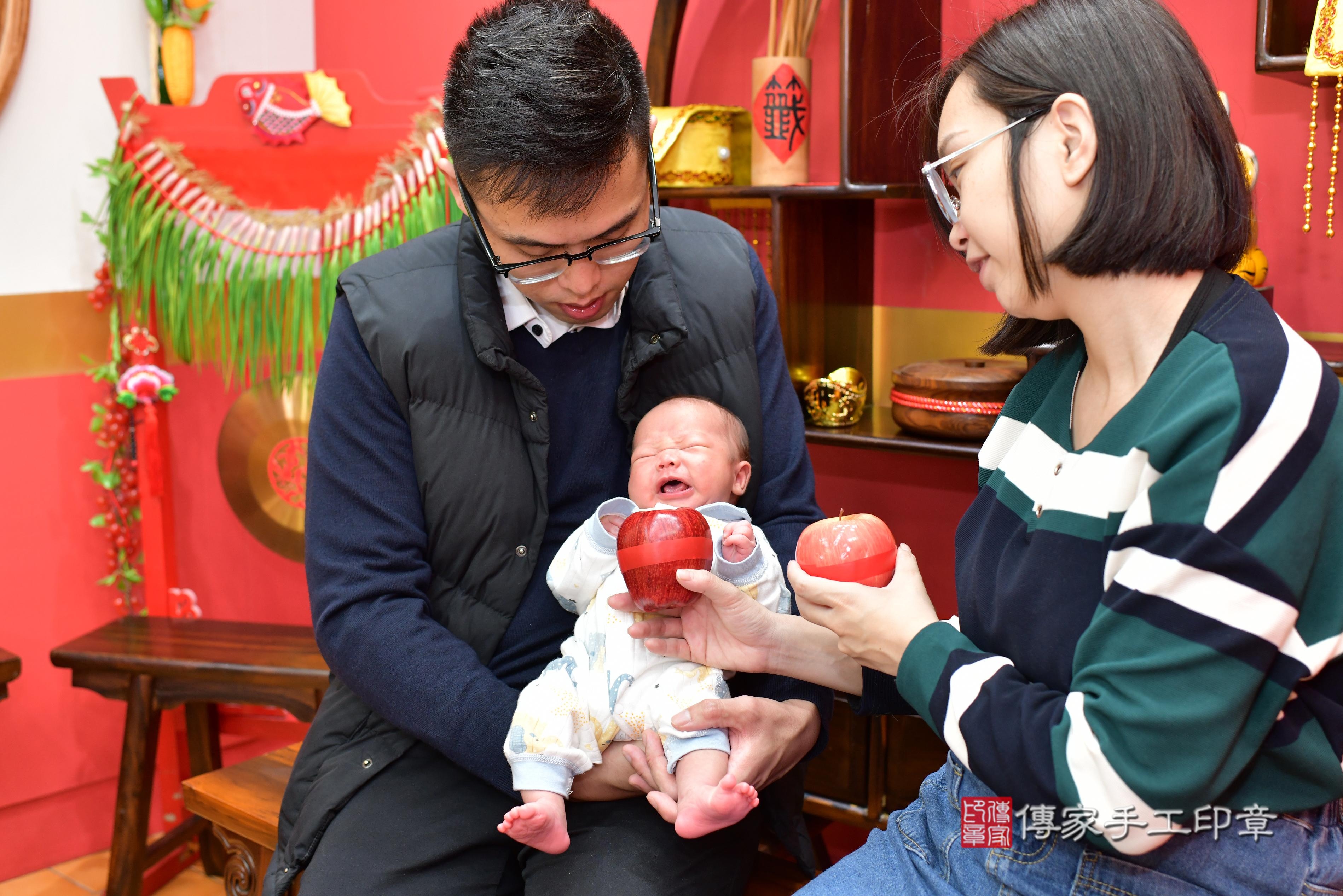 傳家手工印章桃園店、抓周、度脺、中國風會場、傳家嬰兒古禮、吉祥話、抓周道具物品24種、拍照。抓周證書。寶寶抓周、滿周歲、生日快樂、祝福