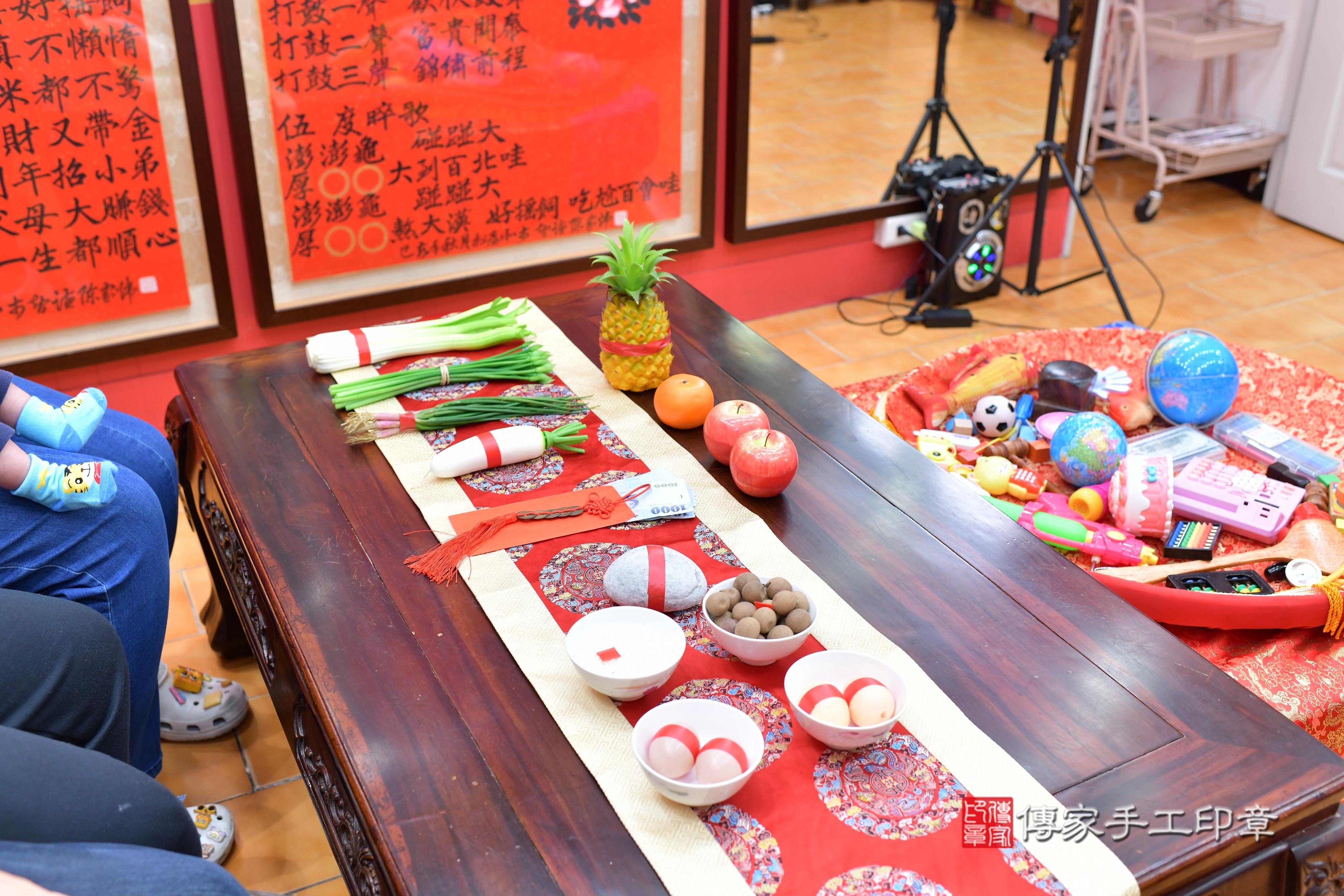 傳家手工印章桃園店、抓周、度脺、中國風會場、傳家嬰兒古禮、吉祥話、抓周道具物品24種、拍照。抓周證書。寶寶抓周、滿周歲、生日快樂、祝福
