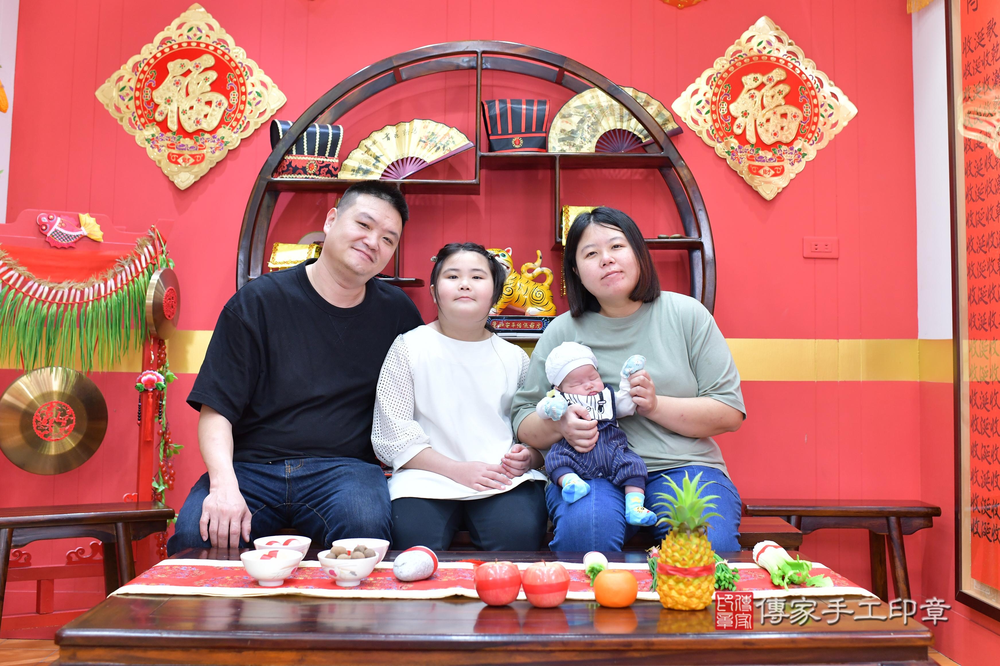 傳家手工印章桃園店、抓周、度脺、中國風會場、傳家嬰兒古禮、吉祥話、抓周道具物品24種、拍照。抓周證書。寶寶抓周、滿周歲、生日快樂、祝福