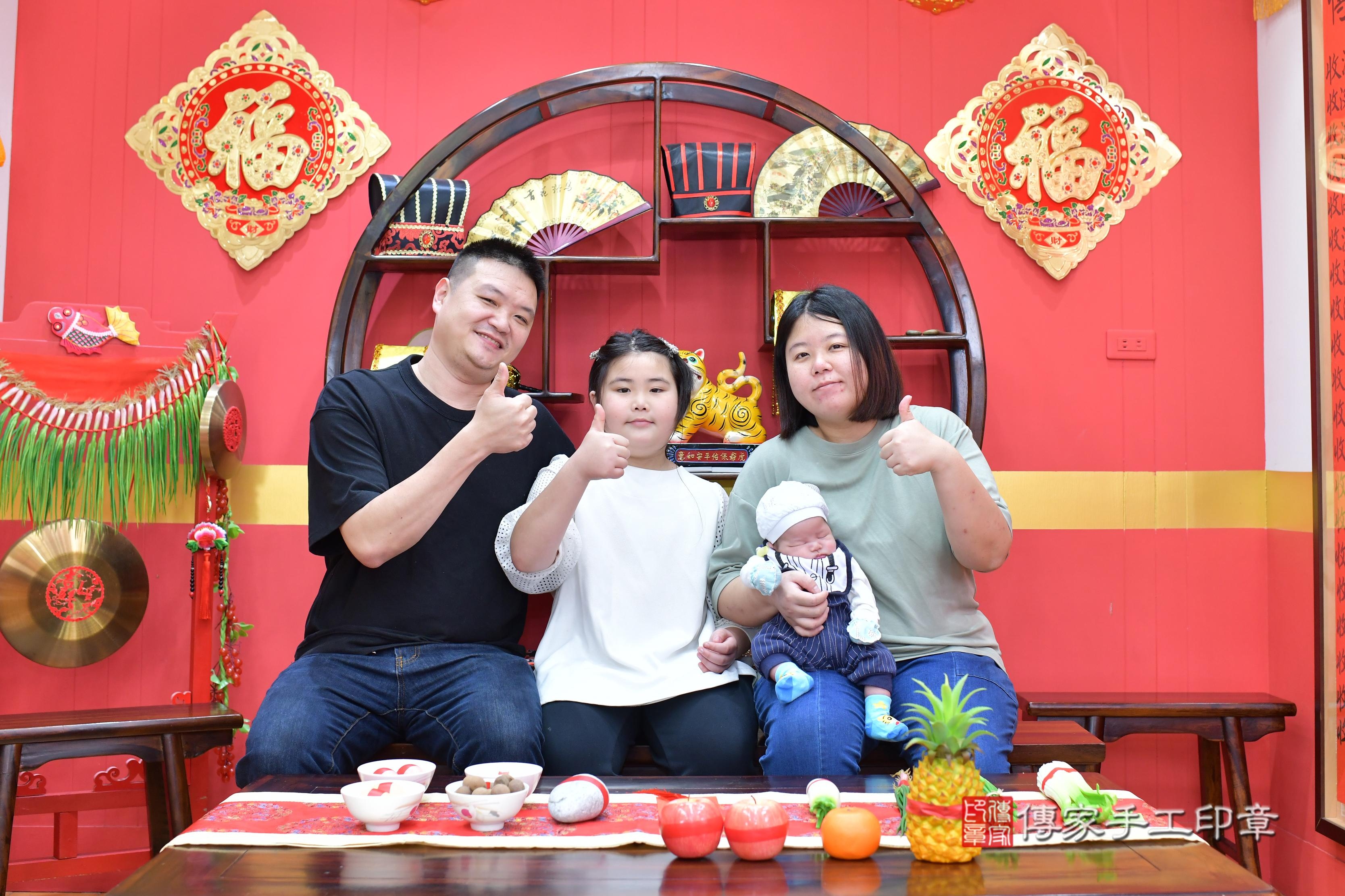 傳家手工印章桃園店、抓周、度脺、中國風會場、傳家嬰兒古禮、吉祥話、抓周道具物品24種、拍照。抓周證書。寶寶抓周、滿周歲、生日快樂、祝福