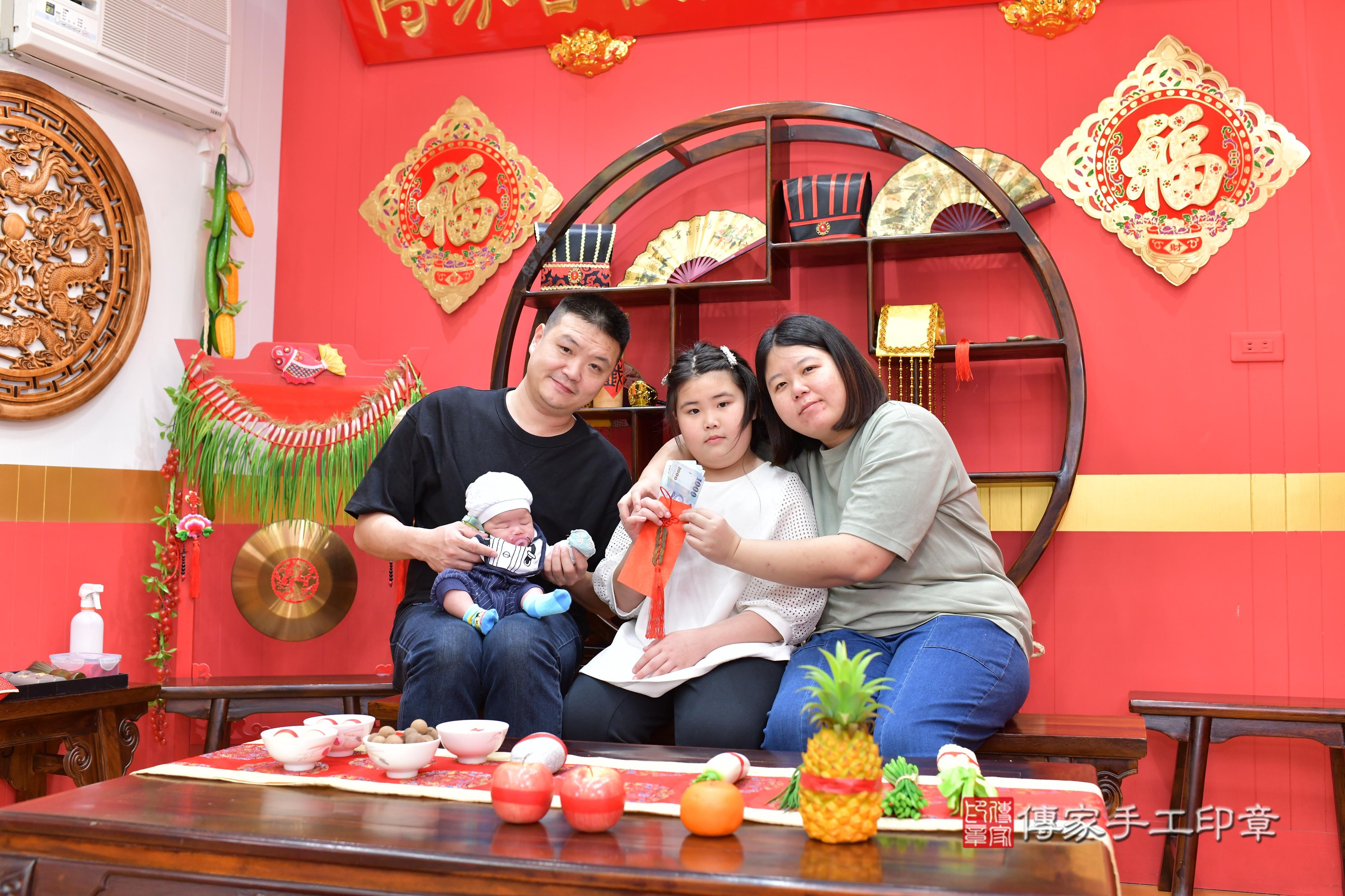 傳家手工印章桃園店、抓周、度脺、中國風會場、傳家嬰兒古禮、吉祥話、抓周道具物品24種、拍照。抓周證書。寶寶抓周、滿周歲、生日快樂、祝福