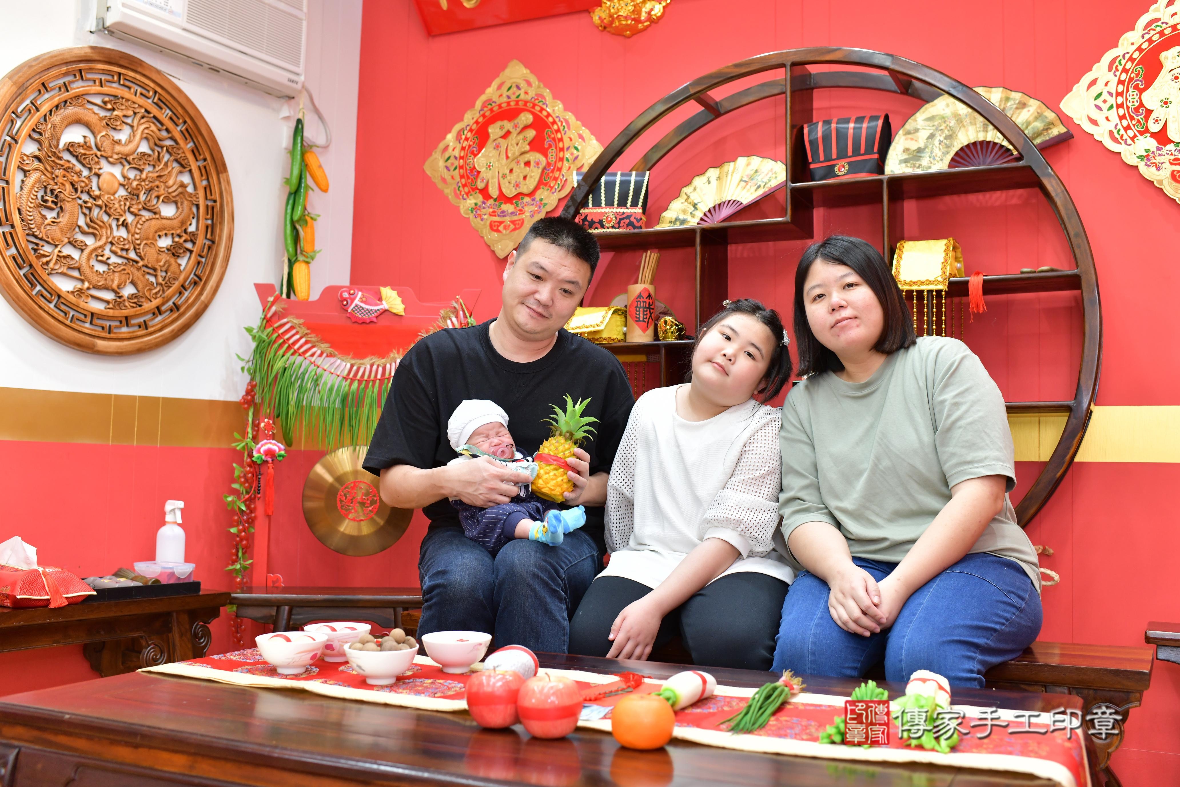 傳家手工印章桃園店、抓周、度脺、中國風會場、傳家嬰兒古禮、吉祥話、抓周道具物品24種、拍照。抓周證書。寶寶抓周、滿周歲、生日快樂、祝福