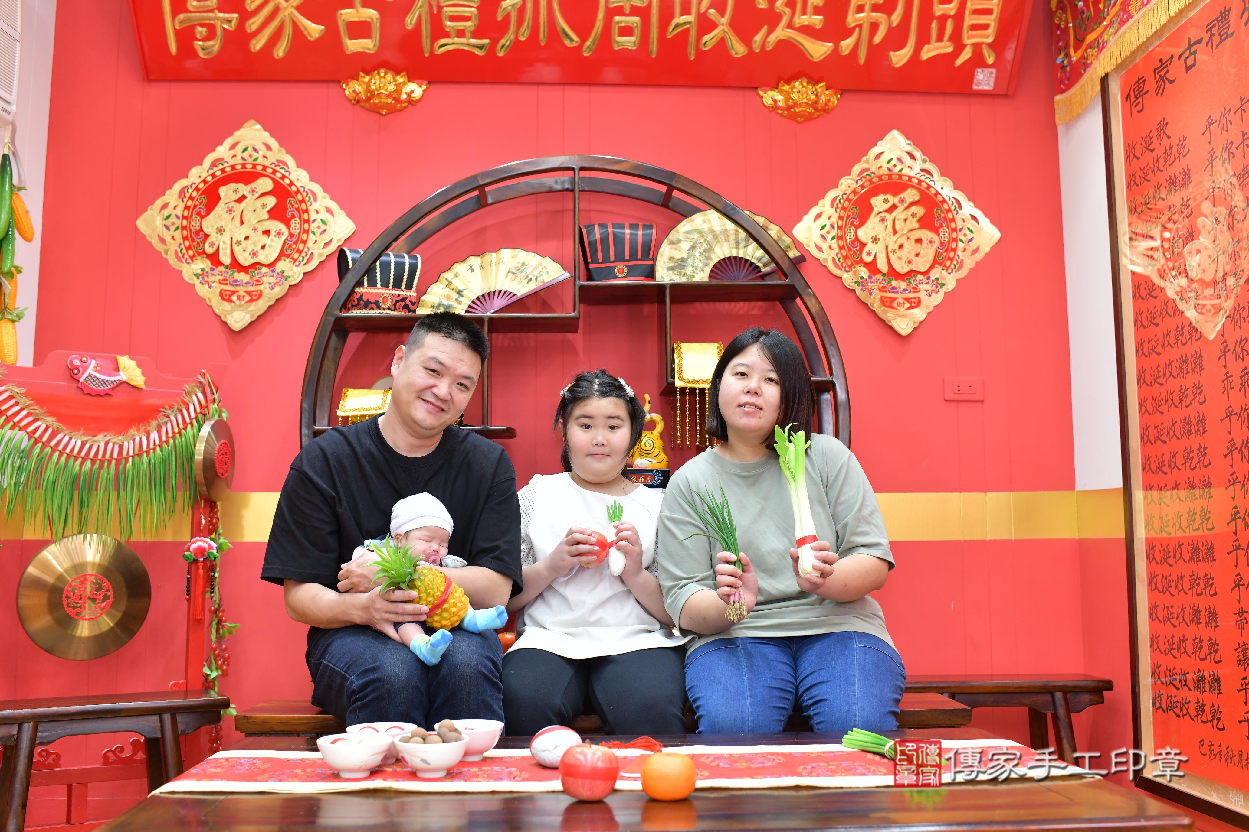 傳家手工印章桃園店、抓周、度脺、中國風會場、傳家嬰兒古禮、吉祥話、抓周道具物品24種、拍照。抓周證書。寶寶抓周、滿周歲、生日快樂、祝福
