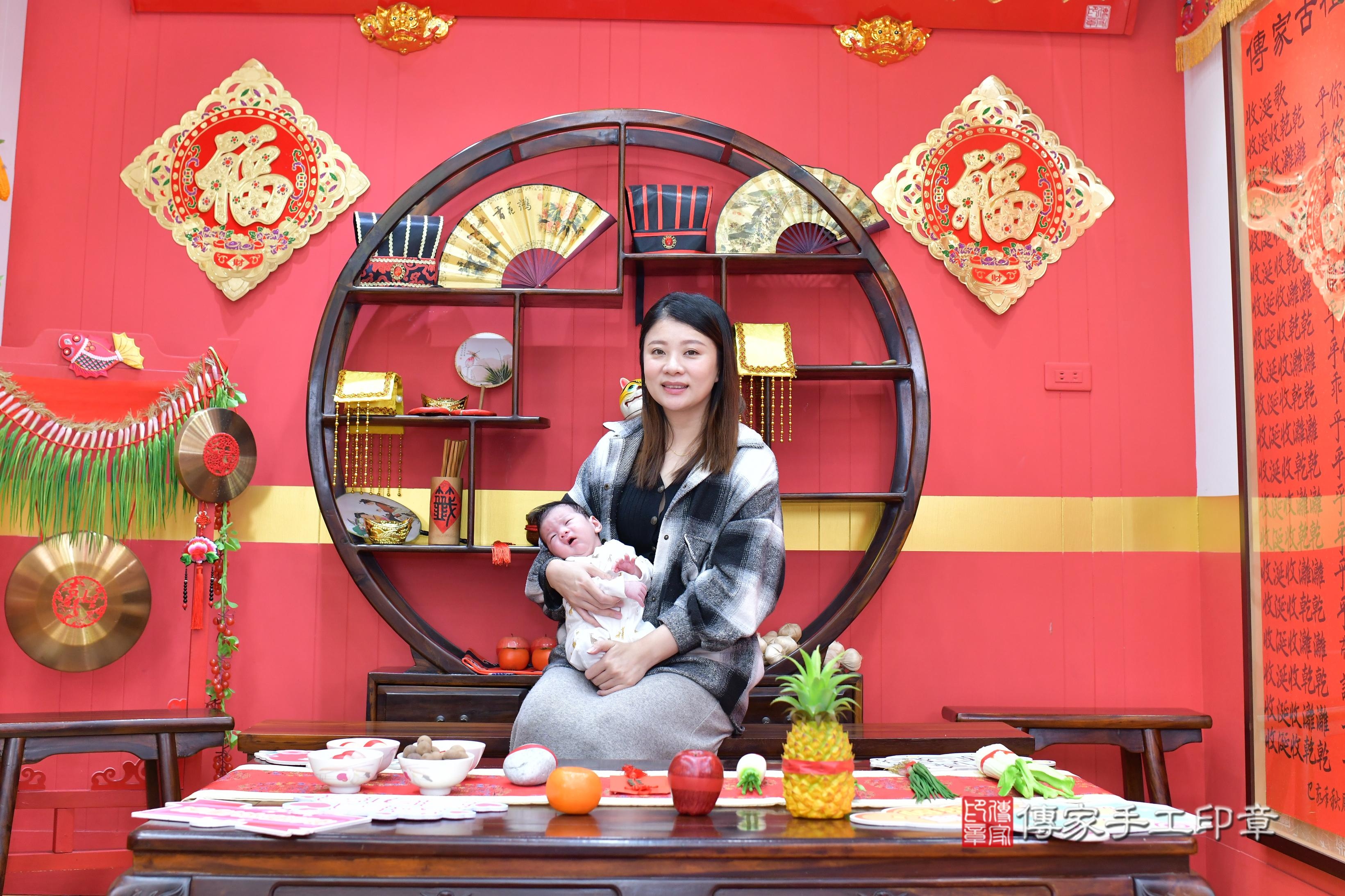 傳家手工印章桃園店、抓周、度脺、中國風會場、傳家嬰兒古禮、吉祥話、抓周道具物品24種、拍照。抓周證書。寶寶抓周、滿周歲、生日快樂、祝福
