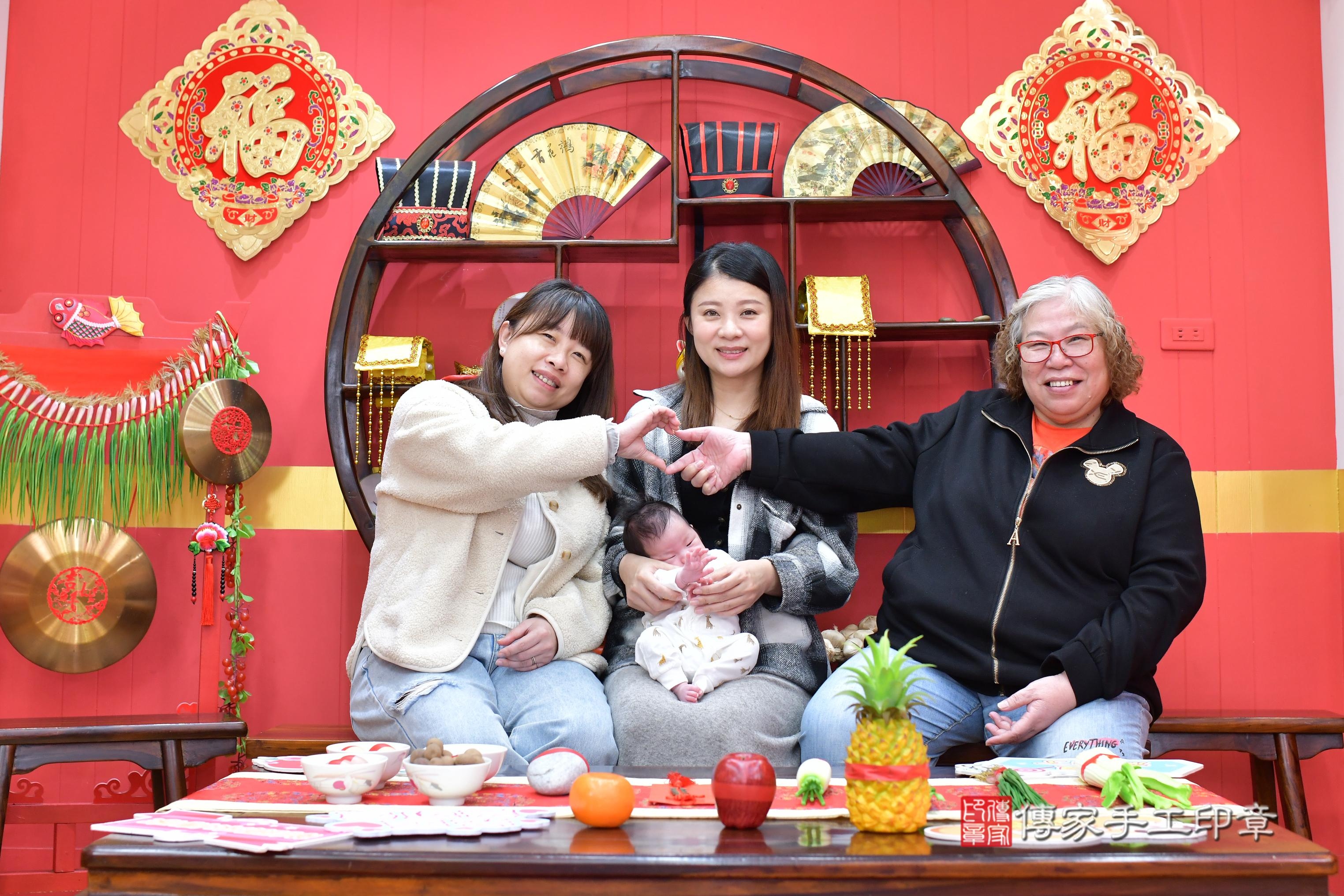 傳家手工印章桃園店、抓周、度脺、中國風會場、傳家嬰兒古禮、吉祥話、抓周道具物品24種、拍照。抓周證書。寶寶抓周、滿周歲、生日快樂、祝福