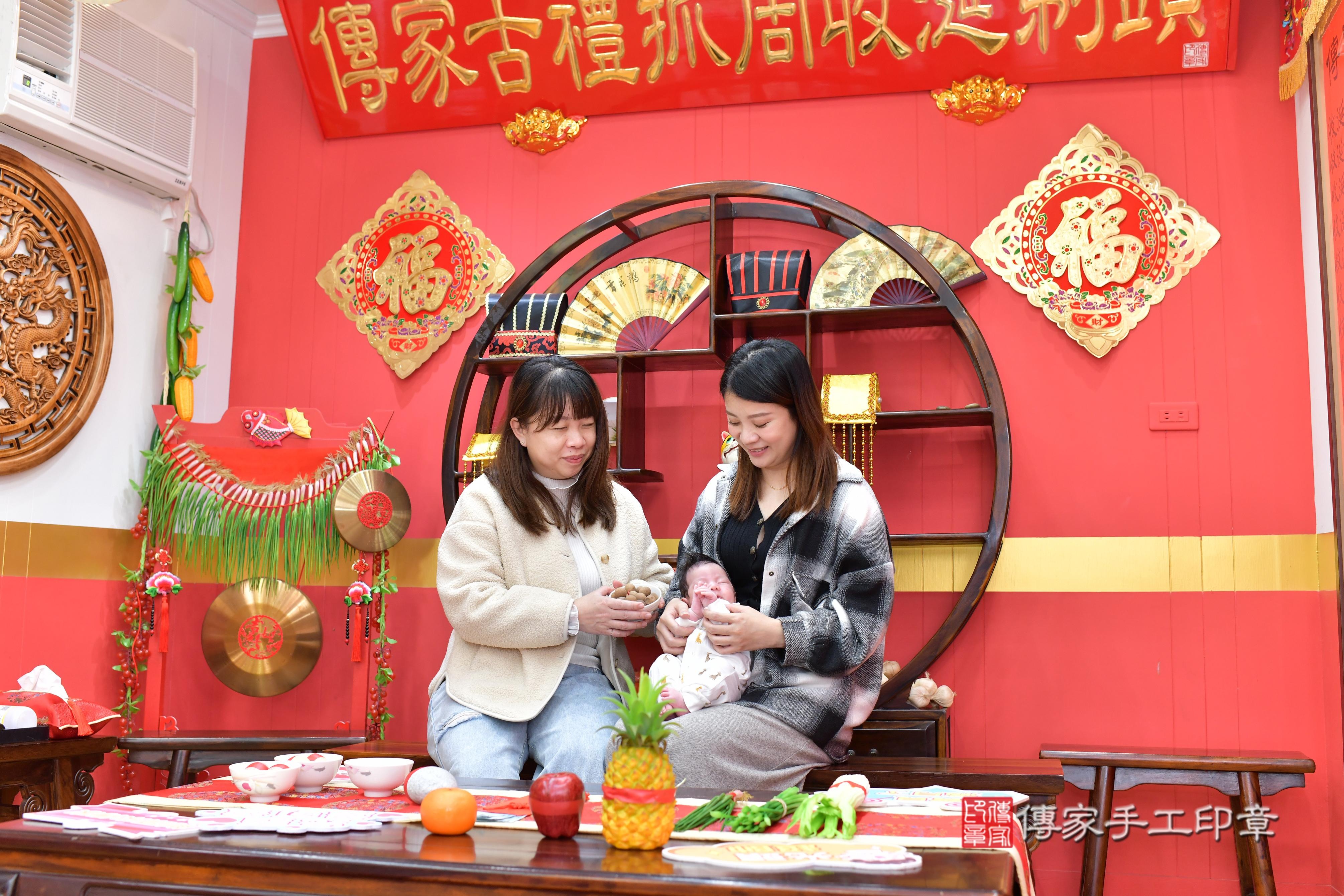 傳家手工印章桃園店、抓周、度脺、中國風會場、傳家嬰兒古禮、吉祥話、抓周道具物品24種、拍照。抓周證書。寶寶抓周、滿周歲、生日快樂、祝福
