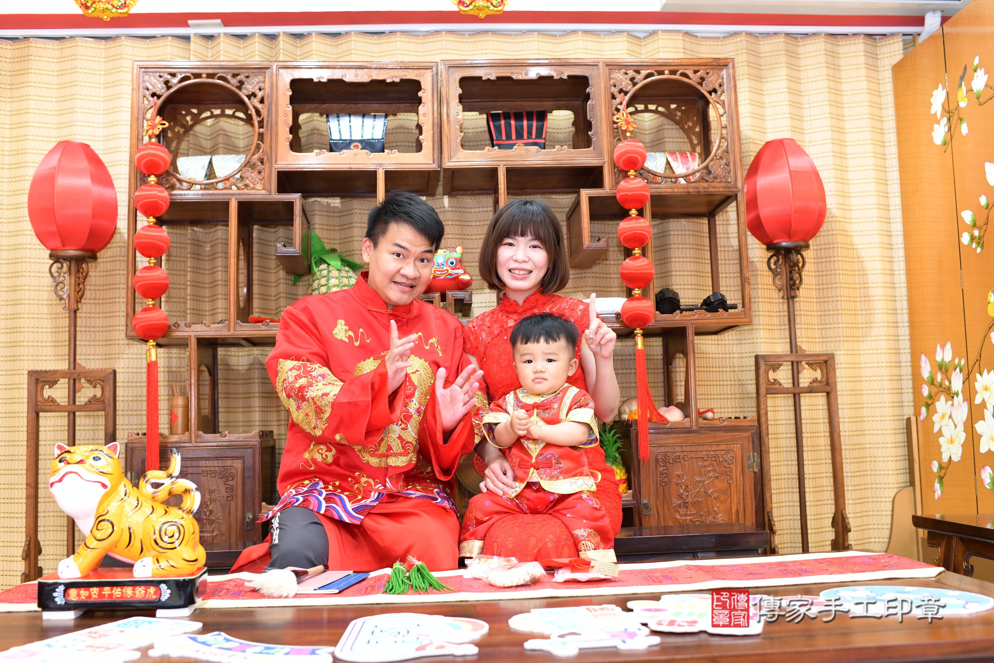 傳家手工印章台南店、抓周、度脺、中國風會場、傳家嬰兒古禮、吉祥話、抓周道具物品24種、拍照。抓周證書。寶寶抓周、滿周歲、生日快樂、祝福