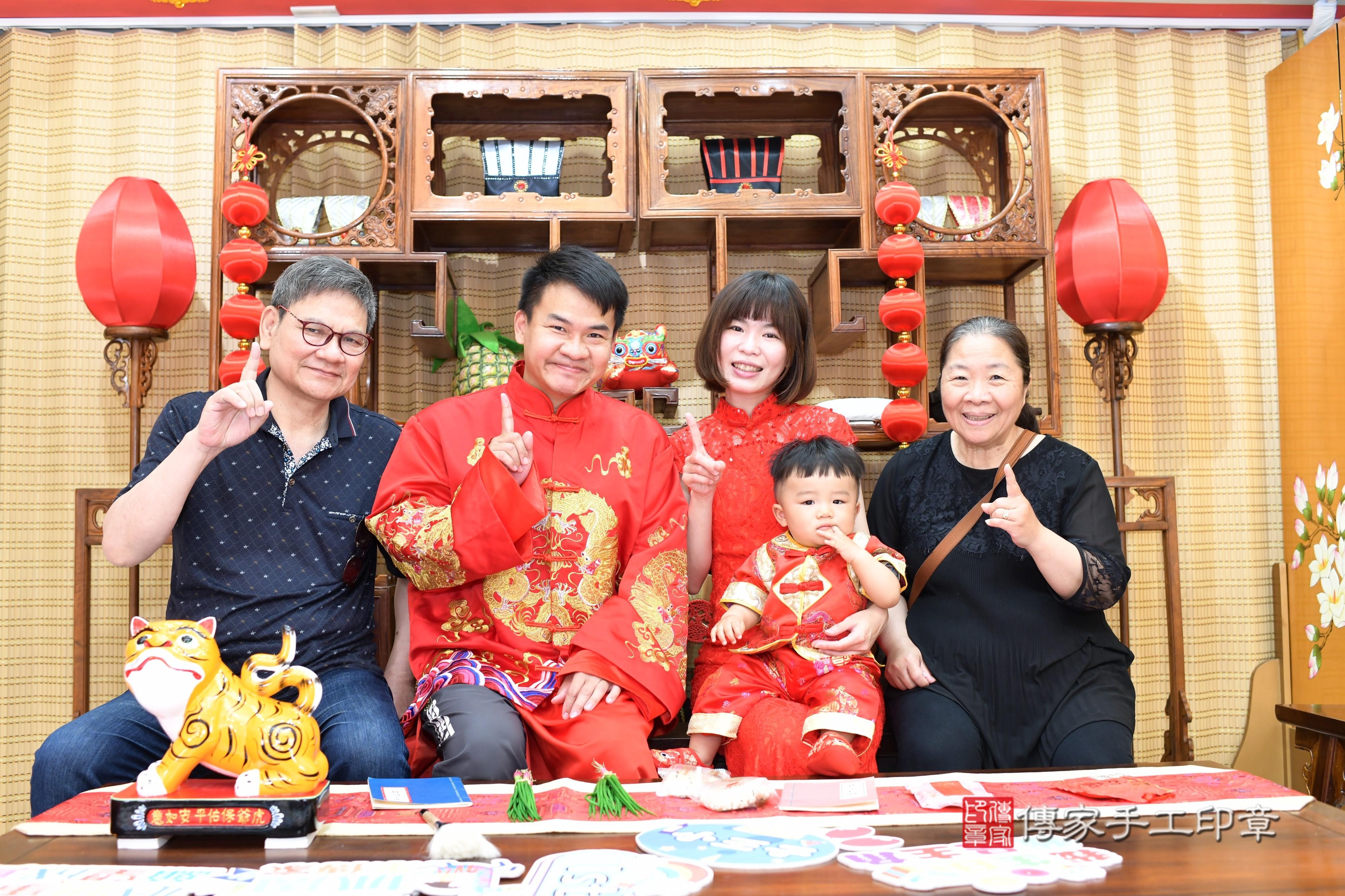 傳家手工印章台南店、抓周、度脺、中國風會場、傳家嬰兒古禮、吉祥話、抓周道具物品24種、拍照。抓周證書。寶寶抓周、滿周歲、生日快樂、祝福