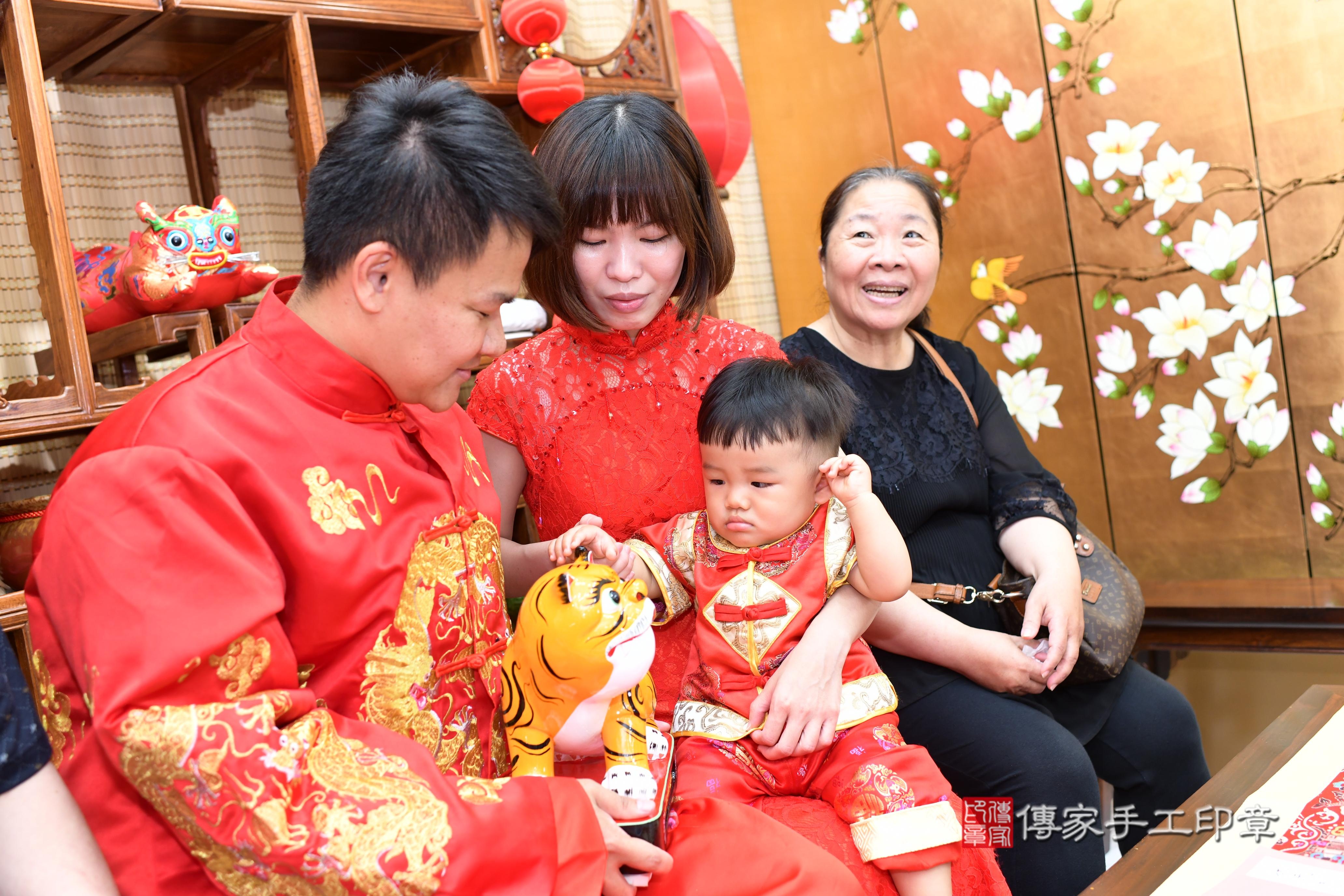 傳家手工印章台南店、抓周、度脺、中國風會場、傳家嬰兒古禮、吉祥話、抓周道具物品24種、拍照。抓周證書。寶寶抓周、滿周歲、生日快樂、祝福