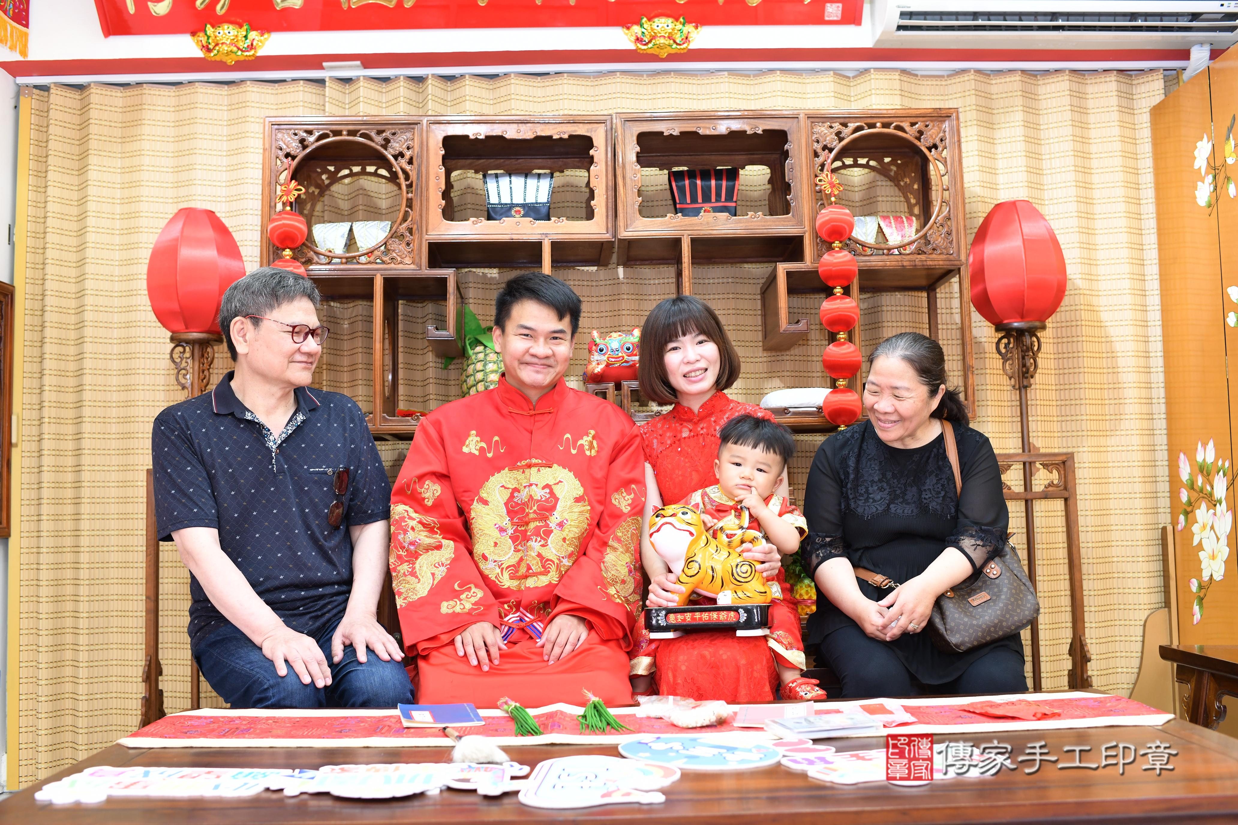 傳家手工印章台南店、抓周、度脺、中國風會場、傳家嬰兒古禮、吉祥話、抓周道具物品24種、拍照。抓周證書。寶寶抓周、滿周歲、生日快樂、祝福