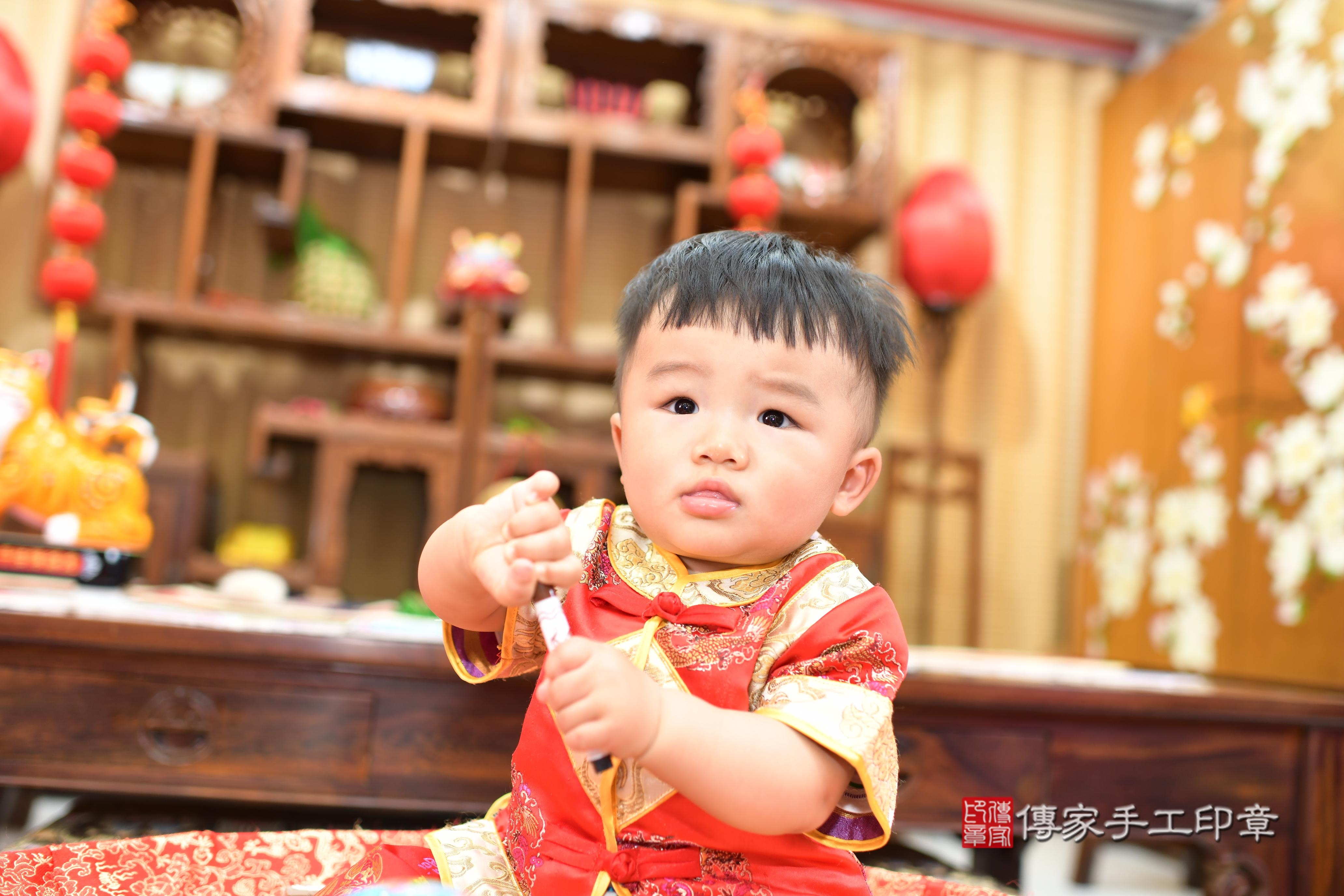 傳家手工印章台南店、抓周、度脺、中國風會場、傳家嬰兒古禮、吉祥話、抓周道具物品24種、拍照。抓周證書。寶寶抓周、滿周歲、生日快樂、祝福