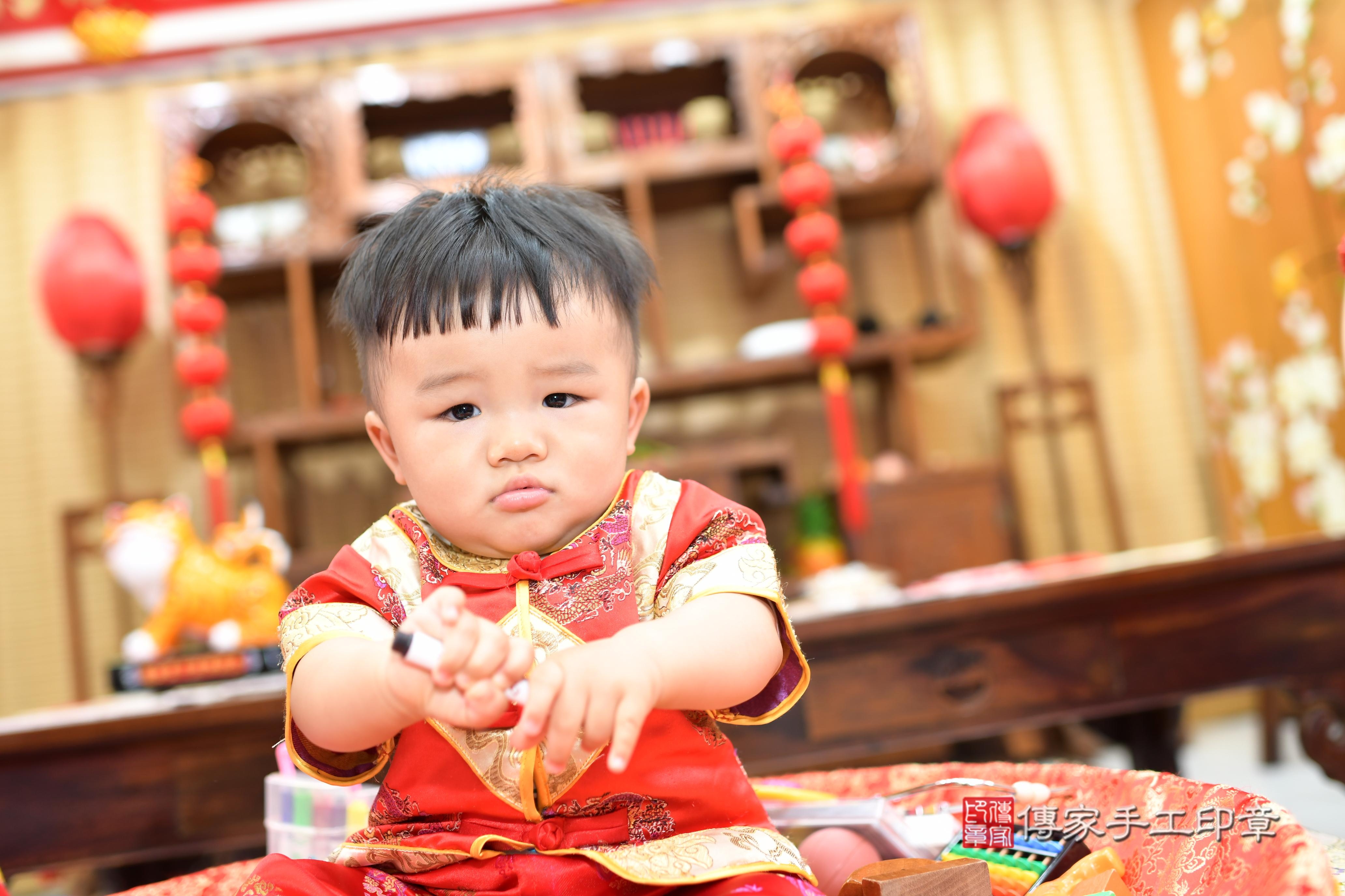 傳家手工印章台南店、抓周、度脺、中國風會場、傳家嬰兒古禮、吉祥話、抓周道具物品24種、拍照。抓周證書。寶寶抓周、滿周歲、生日快樂、祝福