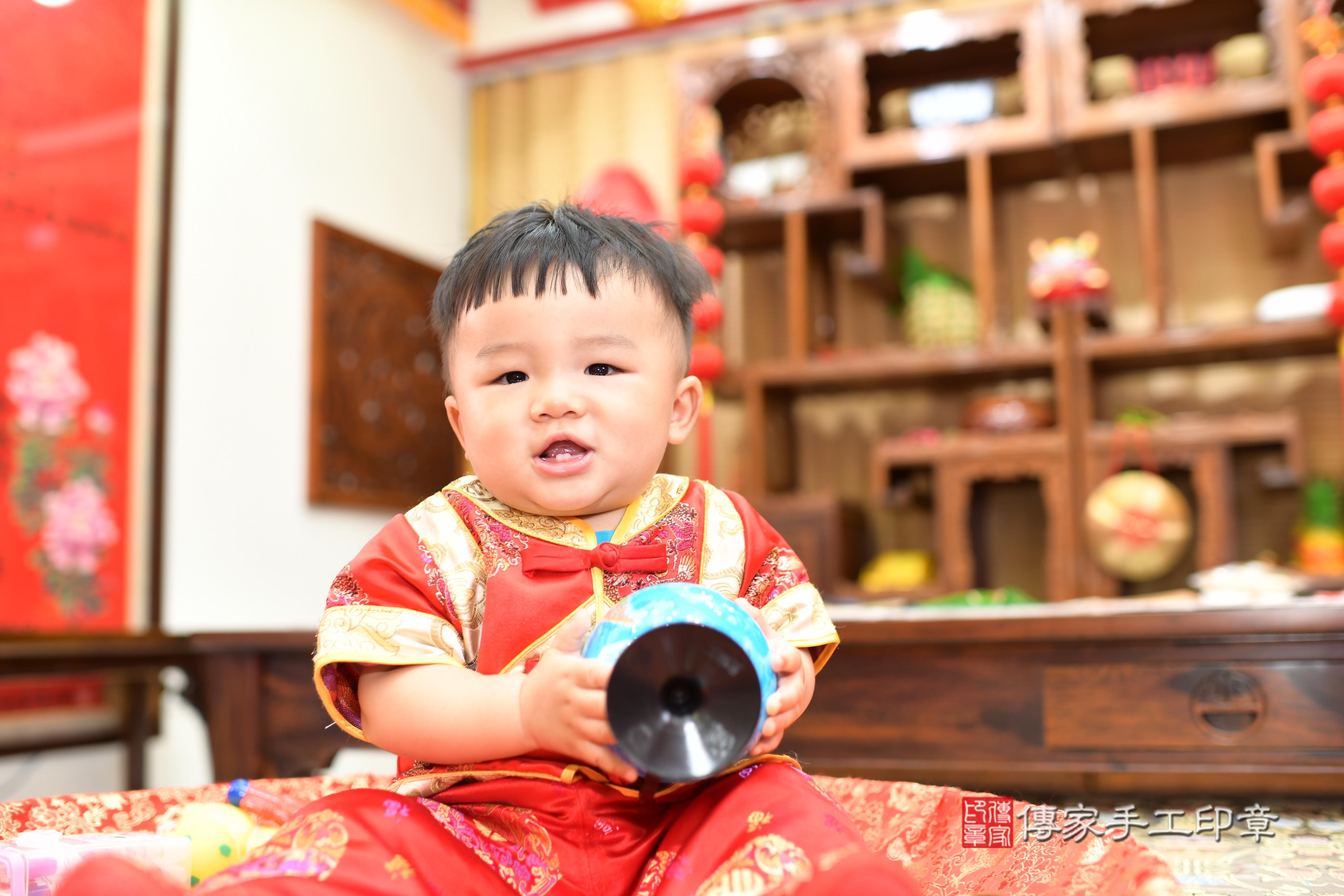傳家手工印章台南店、抓周、度脺、中國風會場、傳家嬰兒古禮、吉祥話、抓周道具物品24種、拍照。抓周證書。寶寶抓周、滿周歲、生日快樂、祝福