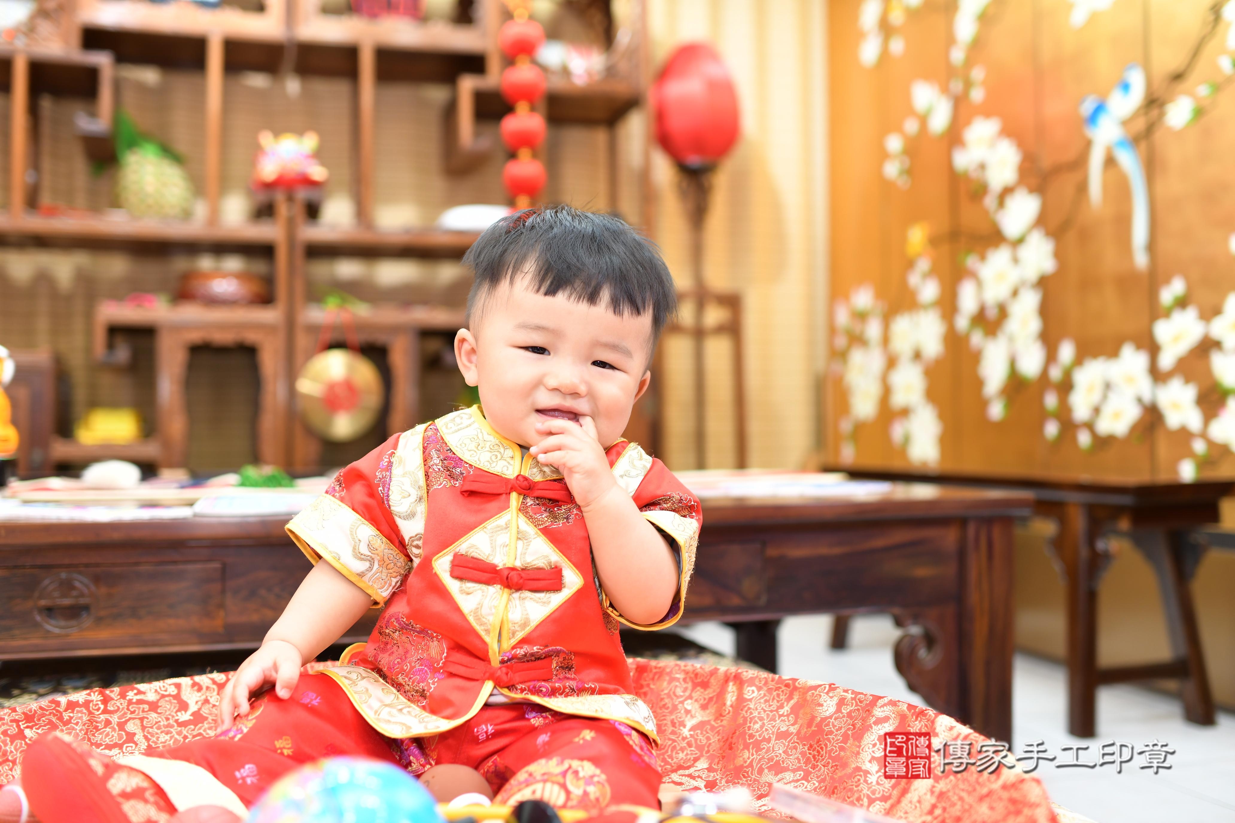 傳家手工印章台南店、抓周、度脺、中國風會場、傳家嬰兒古禮、吉祥話、抓周道具物品24種、拍照。抓周證書。寶寶抓周、滿周歲、生日快樂、祝福