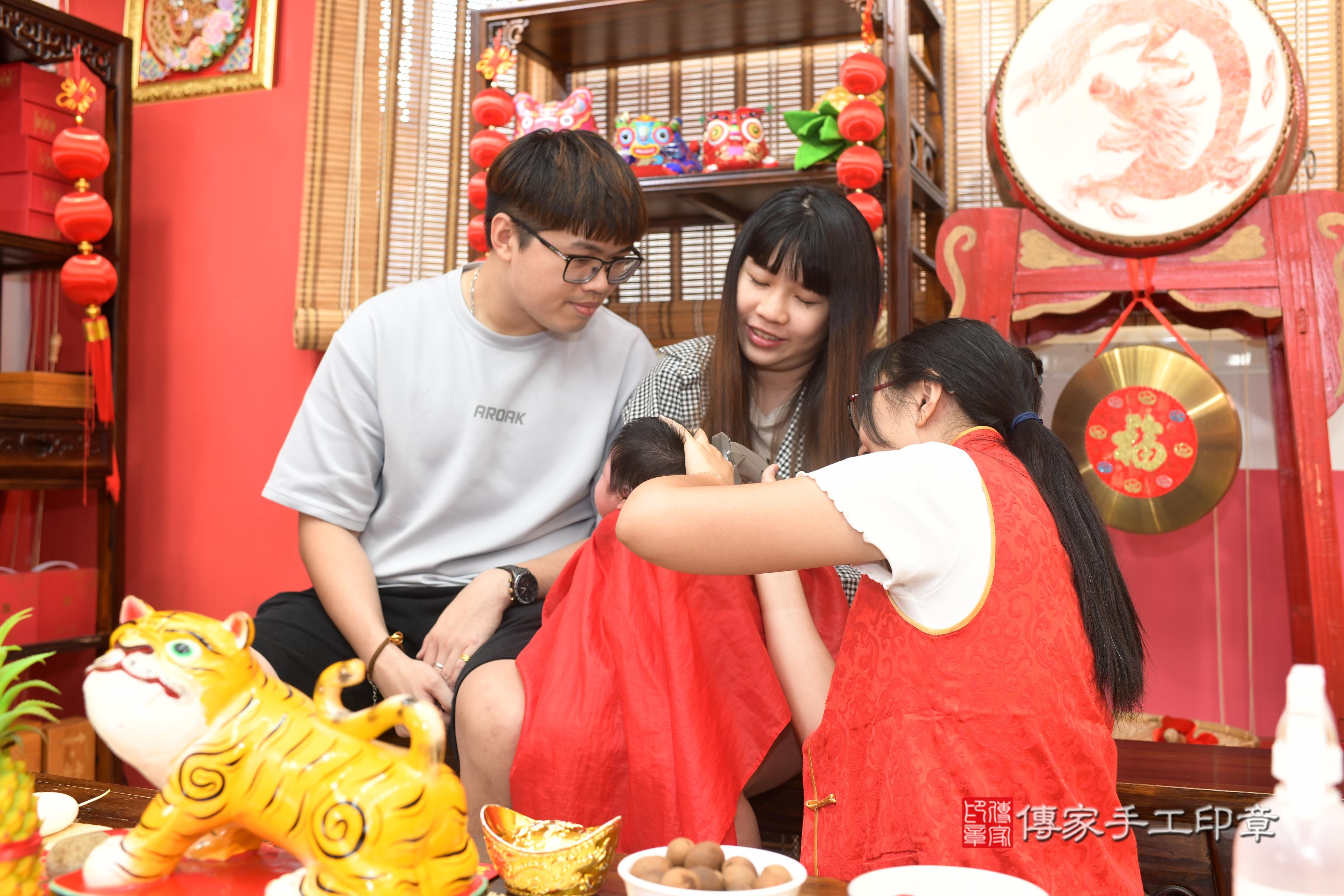 傳家手工印章高雄店、抓周、度脺、中國風會場、傳家嬰兒古禮、吉祥話、抓周道具物品24種、拍照。抓周證書。寶寶抓周、滿周歲、生日快樂、祝福