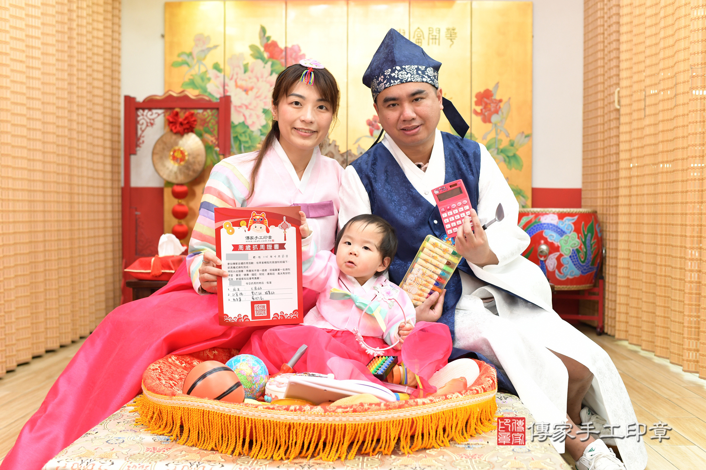 台北市大同區暄暄寶寶抓周推薦：傳家台北店抓周度脺中國風會場，嬰兒古禮抓周流程儀式吉祥話、抓周道具物品24種、拍照。抓周證書。2025.4.8，照片24