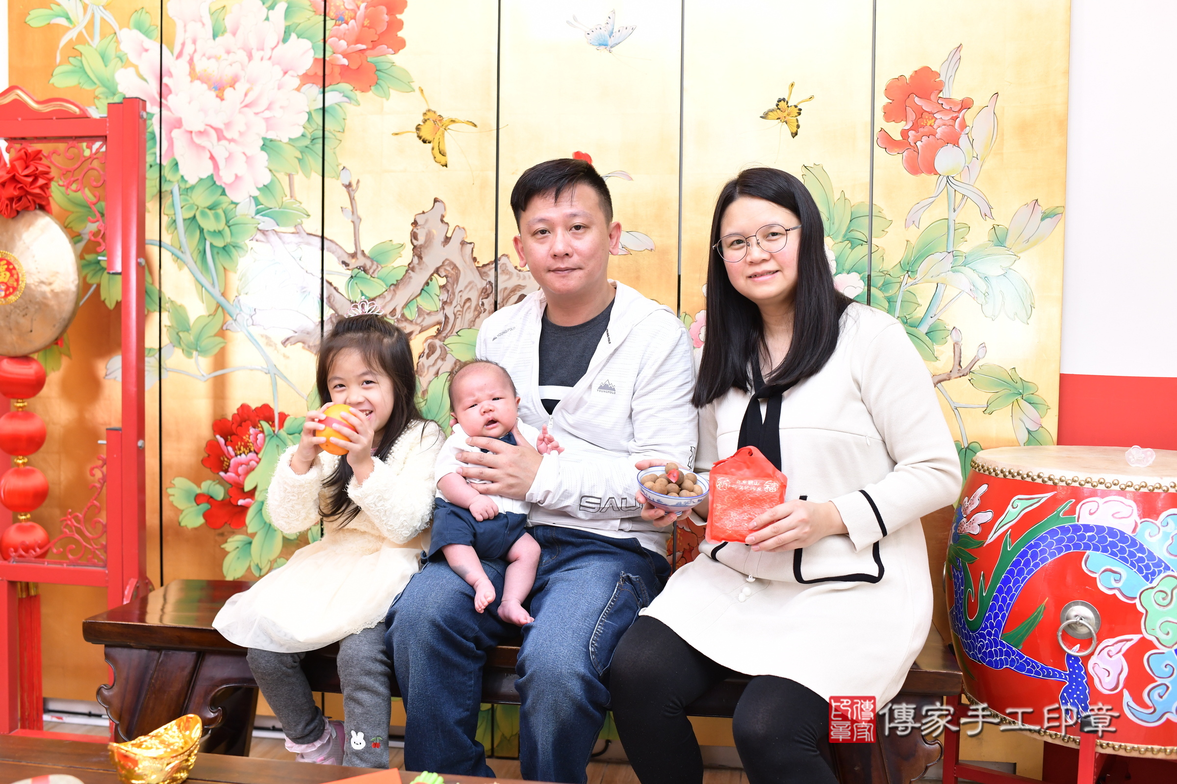 沅沅寶寶(台北市大同區嬰兒寶寶滿月剃頭理髮、嬰兒剃胎毛儀式吉祥話)。中國風會場，爸媽寶貝穿「日中韓」古裝禮服。專業拍照、證書。★購買「臍帶章、肚臍章、胎毛筆刷印章」贈送：剃頭、收涎、抓周，三選一。2025.4.25，照片11