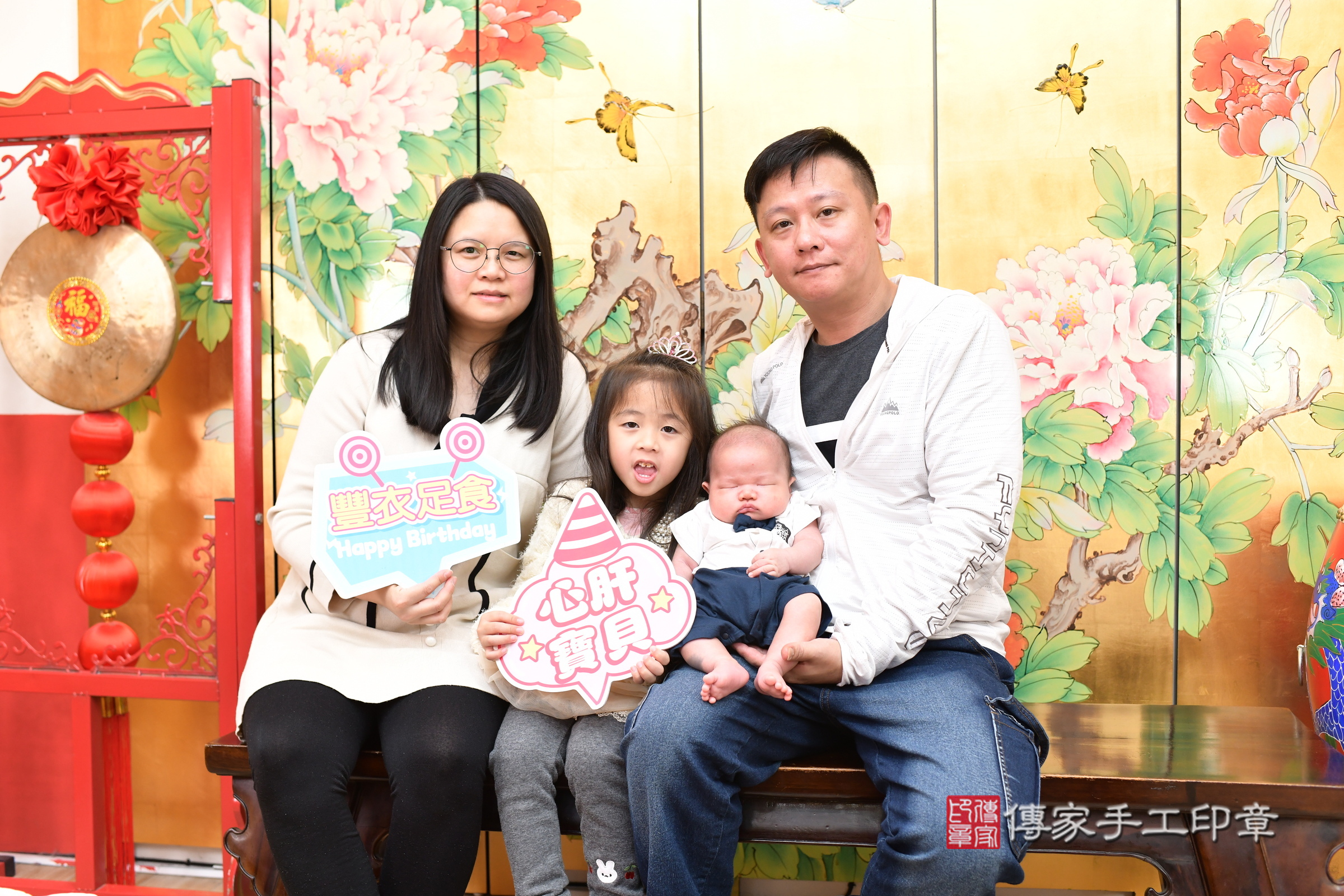 沅沅寶寶(台北市大同區嬰兒寶寶滿月剃頭理髮、嬰兒剃胎毛儀式吉祥話)。中國風會場，爸媽寶貝穿「日中韓」古裝禮服。專業拍照、證書。★購買「臍帶章、肚臍章、胎毛筆刷印章」贈送：剃頭、收涎、抓周，三選一。2025.4.25，照片1