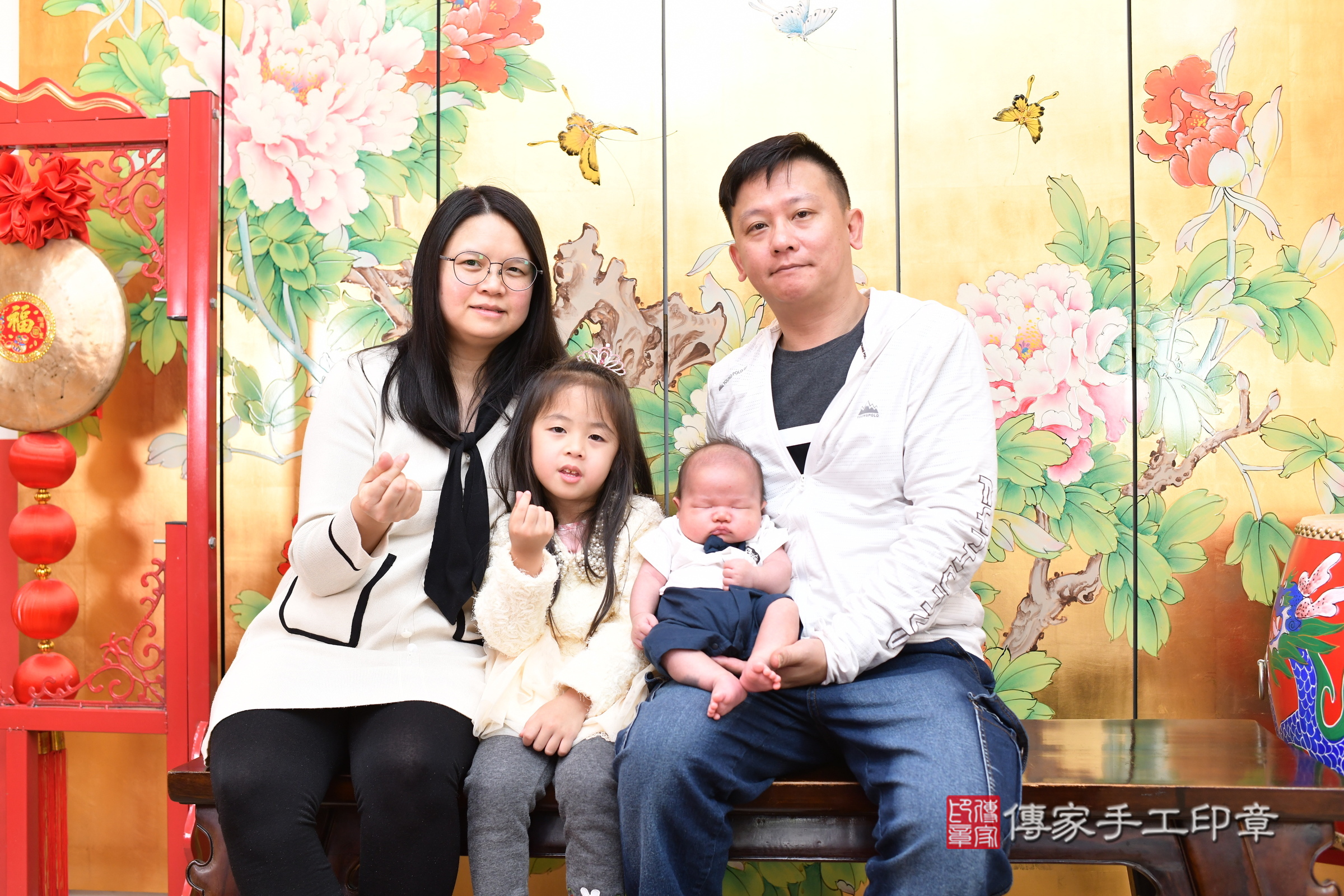 沅沅寶寶(台北市大同區嬰兒寶寶滿月剃頭理髮、嬰兒剃胎毛儀式吉祥話)。中國風會場，爸媽寶貝穿「日中韓」古裝禮服。專業拍照、證書。★購買「臍帶章、肚臍章、胎毛筆刷印章」贈送：剃頭、收涎、抓周，三選一。2025.4.25，照片2